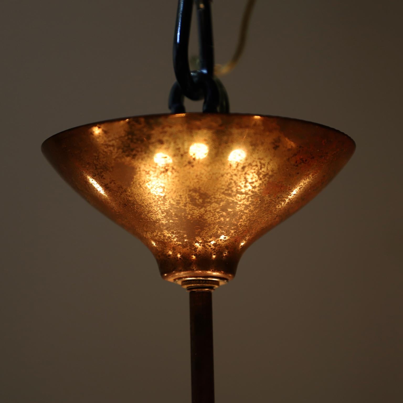 Circa 1950. Offriamo questo lampadario Spider light a 16 luci. Ottone, ricablato
Il lampadario è stato restaurato conservando la patina metallica, l'intero impianto elettrico è stato modificato per la sicurezza dell'utente.