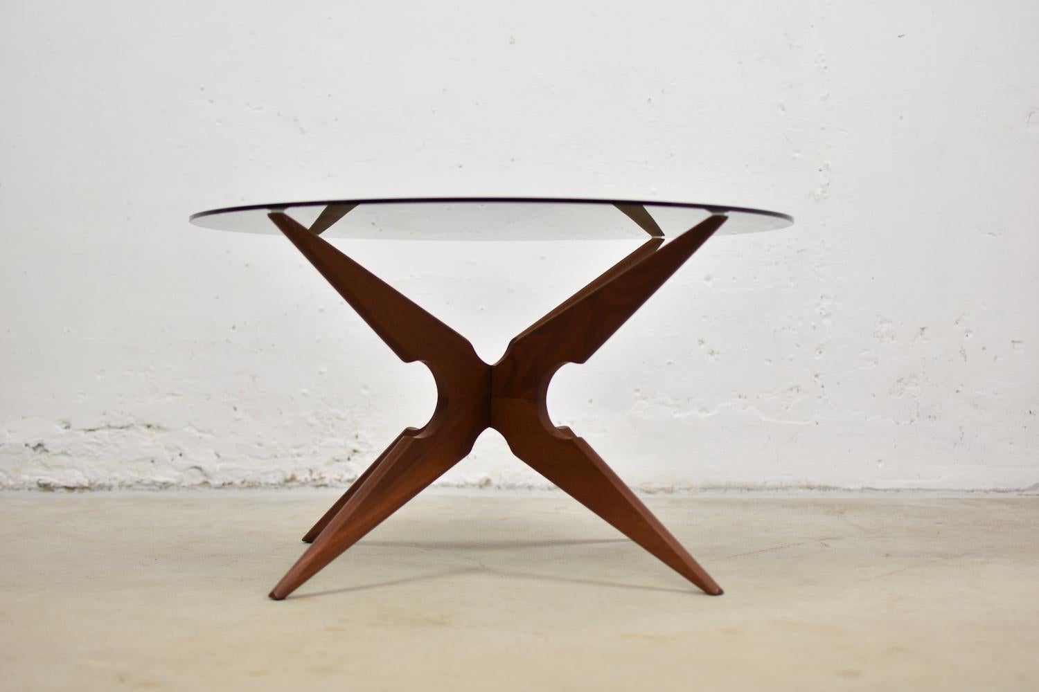 Organic ‘spider’ shaped coffee table by Vladimir Kagan for Sika Møbler, Denmark, 1960s. The base of this coffee table features a pair of teak parts forming a star holding the original glass top. Some normal signs of age and use (two chips on the