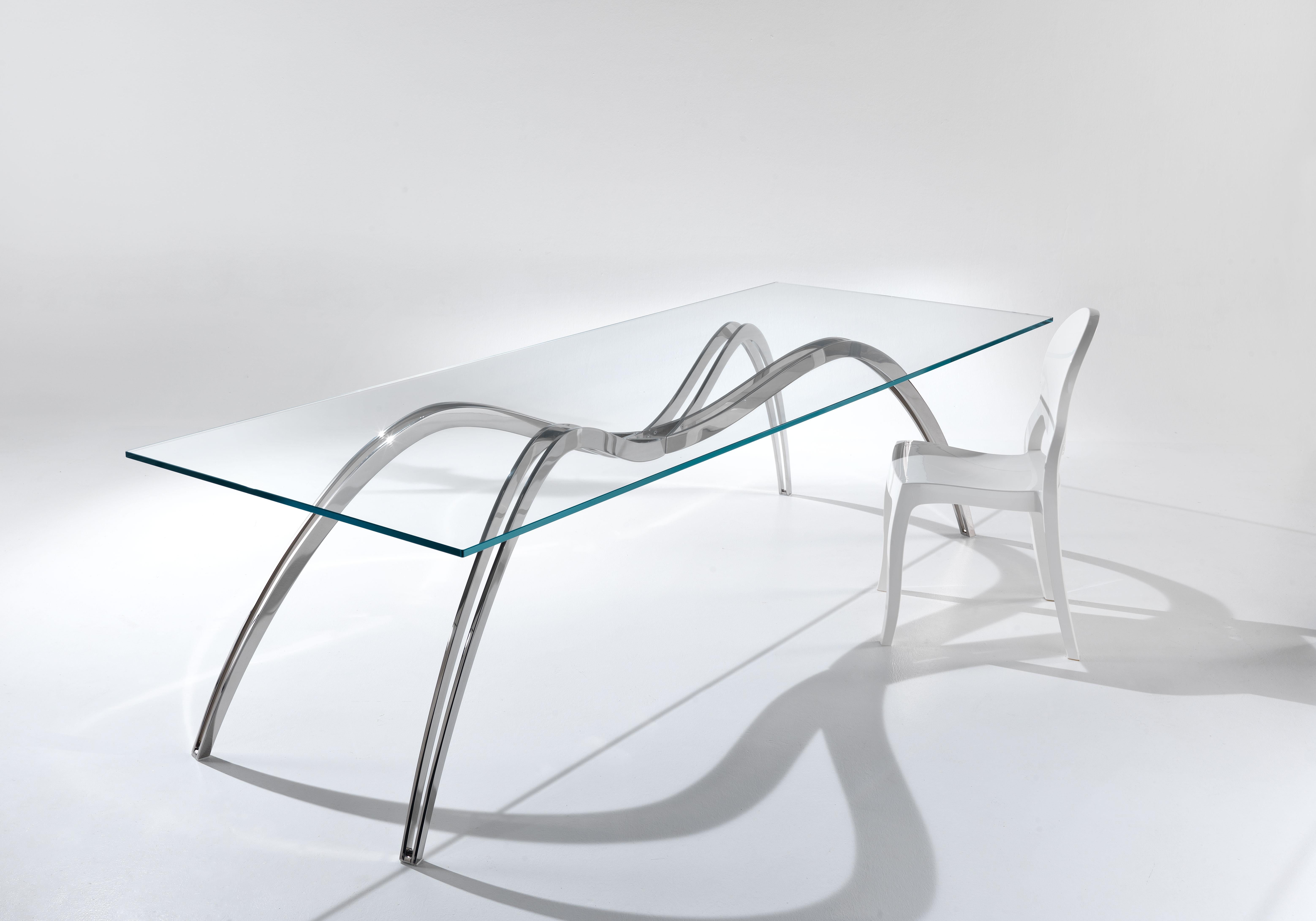 Table de salle à manger squelettes araignée par Barberini & Gunnell
Edition limitée à 15 exemplaires
Dimensions : D 100 x L 270 x H 76 cm.
Matériaux : Verre de cristal trempé extra-clair, acier inoxydable poli miroir.

Une petite araignée noire