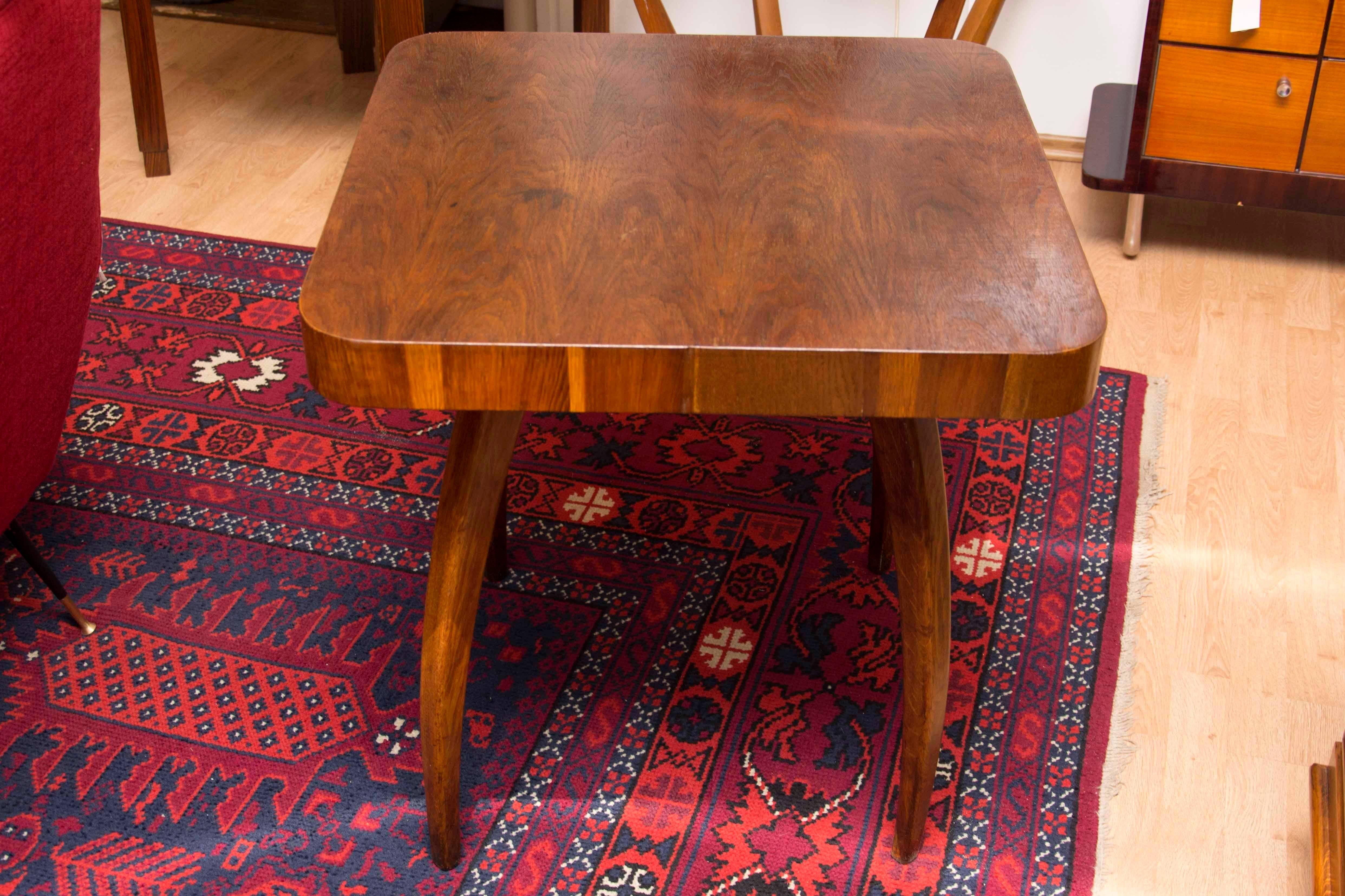 Spider Table H-259 in oak by Jindrich Halabala, 1950s, Czechoslovakia In Excellent Condition In Prague 8, CZ