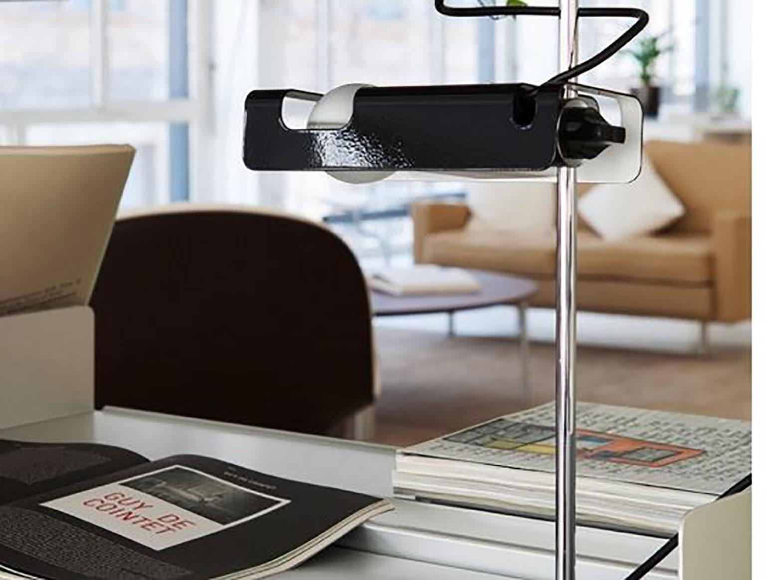 La lampe de table spider a été conçue par Joe Colombo pour Oluce. Cette lampe au réflecteur en tôle émaillée au four est spécialement conçue pour recevoir une ampoule spéciale pour projecteur horizontal. Un joint en plastique permet d'incliner le