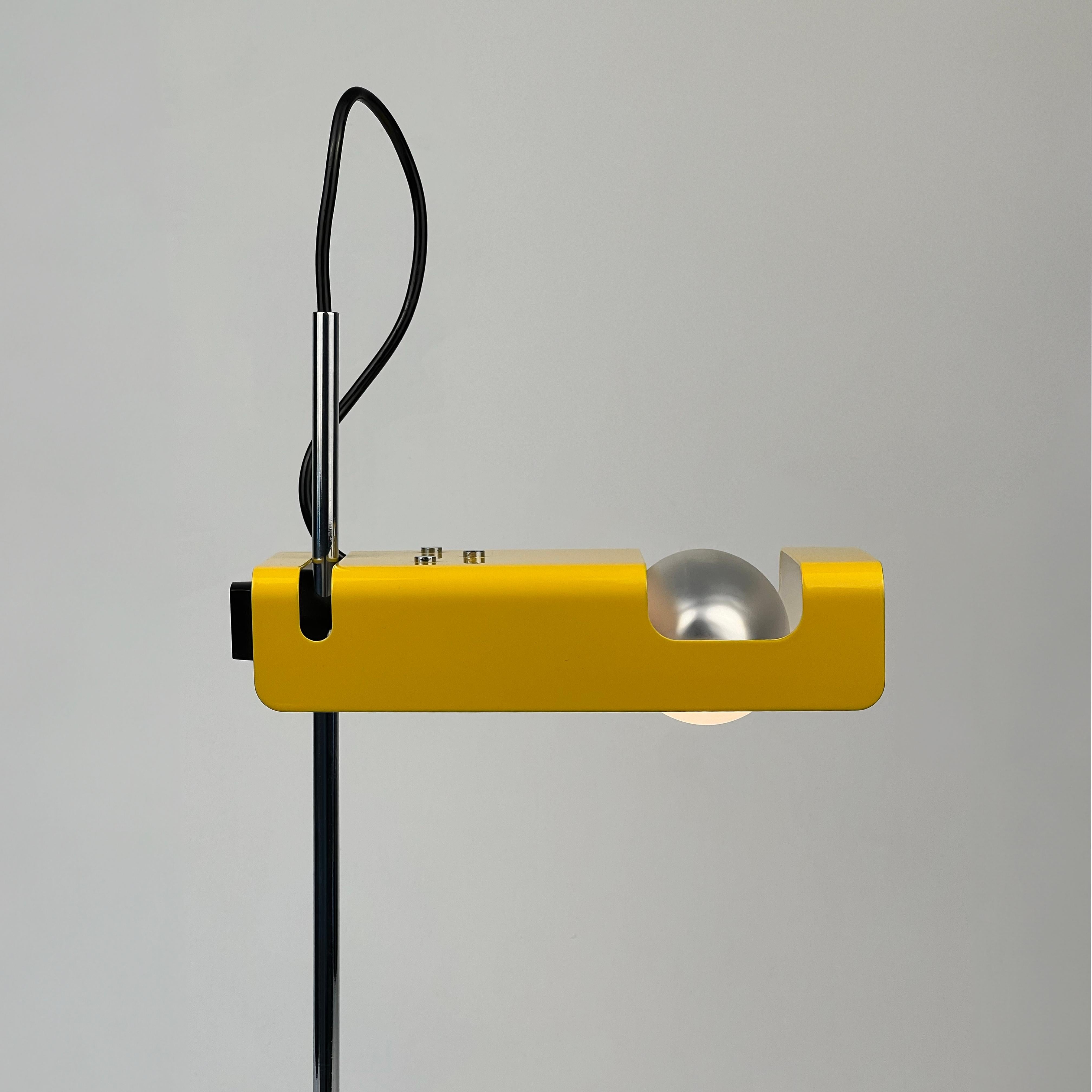 Lampe de table araignée conçue par Joe Colombo pour Oluce, 1ère édition. Italie, 1965 en vente 8
