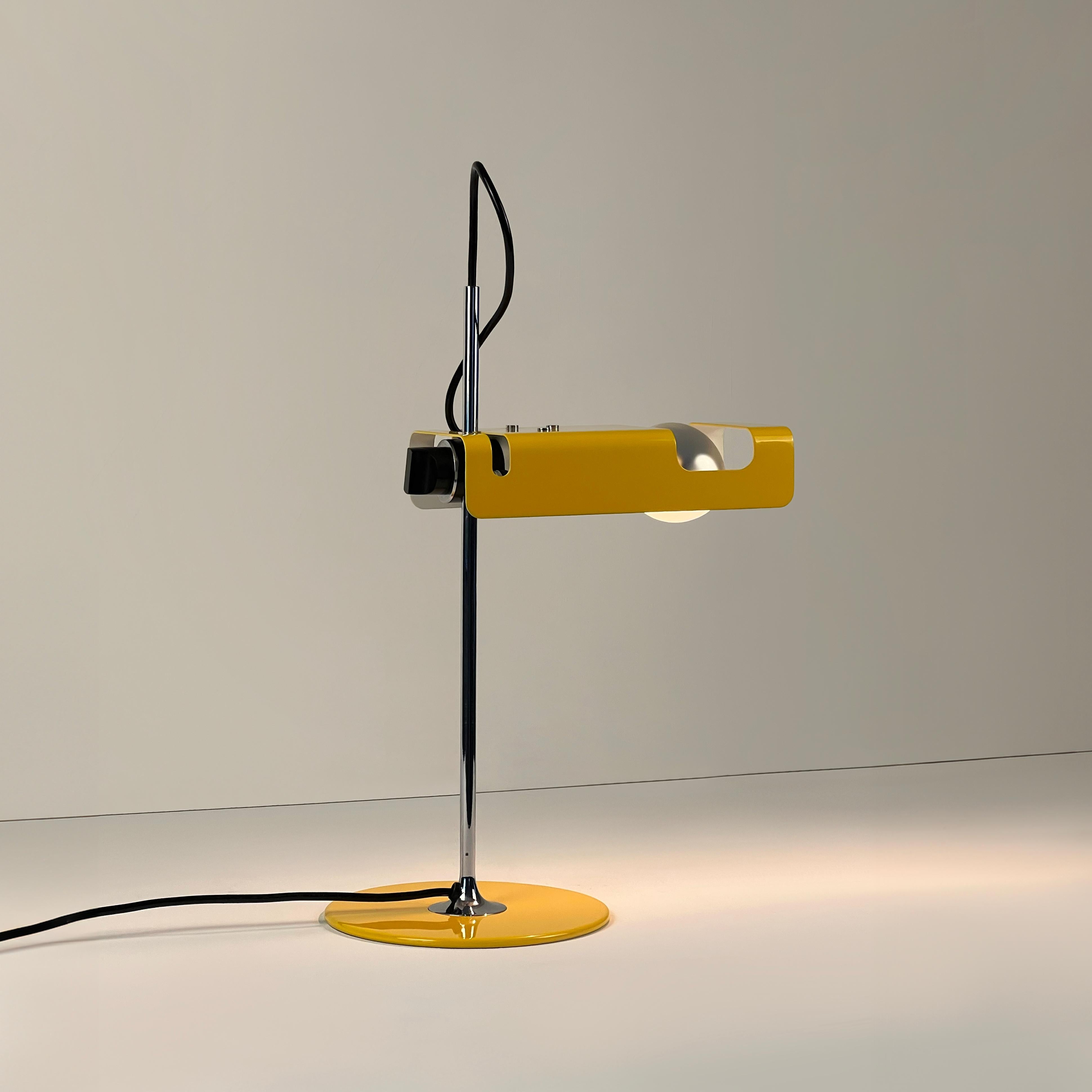 Lampe de table araignée conçue par Joe Colombo pour Oluce, 1ère édition. Italie, 1965.

Voici une première édition présentant la version originale de la baïonnette B22 et disponible dans la rare couleur jaune.

Artistics en métal laqué jaune et en