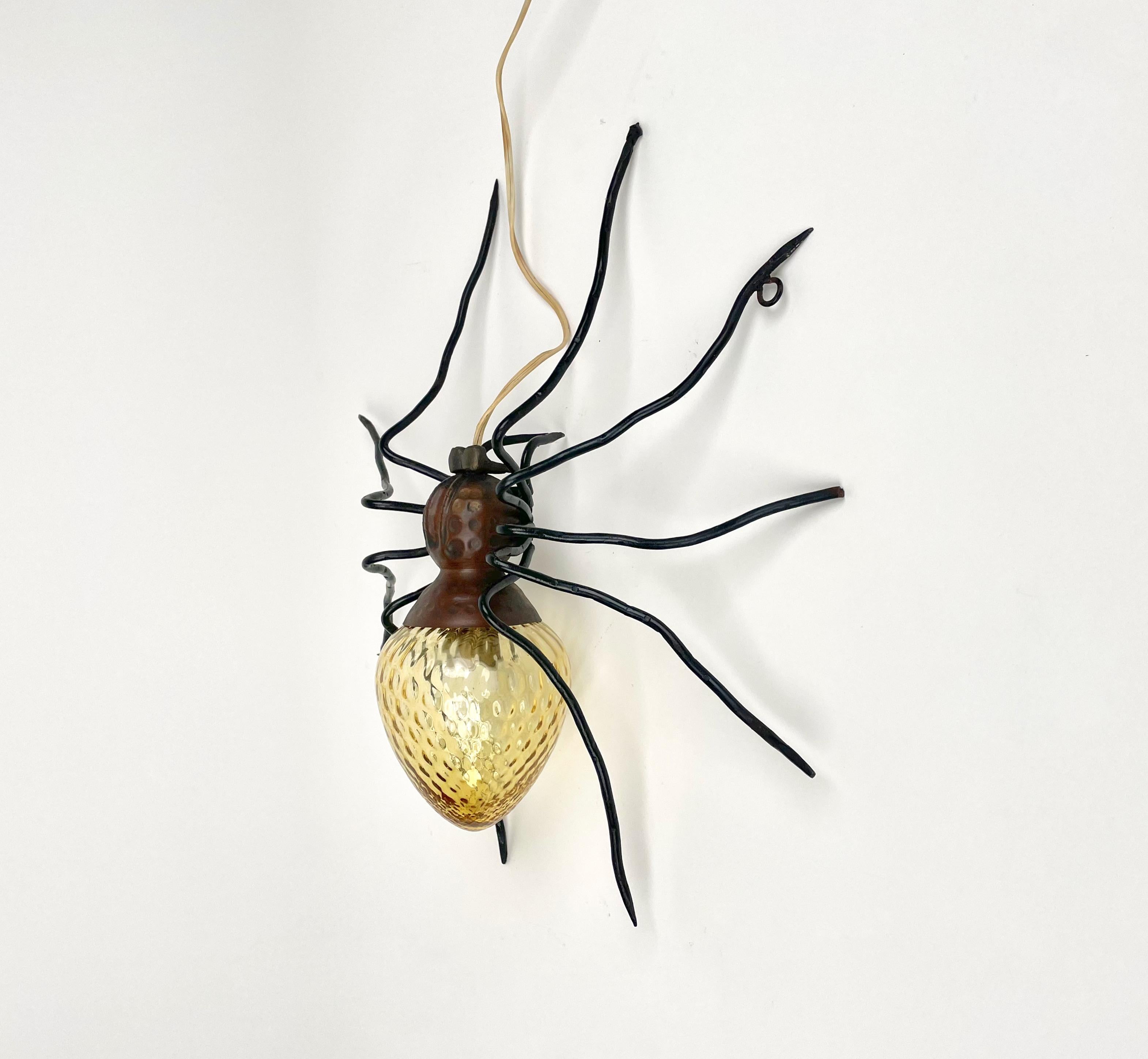 Spider-Wandleuchte aus Kupfer, Eisen und Kunstglas, Italien 1960er Jahre (Moderne der Mitte des Jahrhunderts) im Angebot