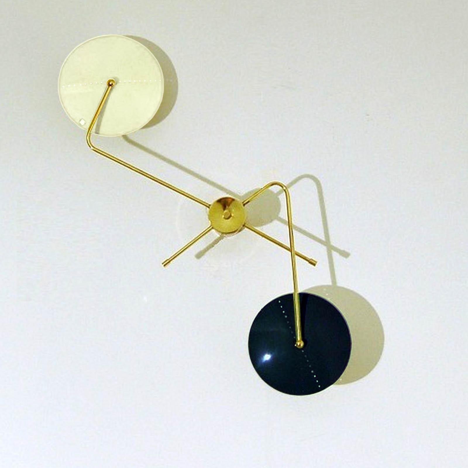 Mid-Century moderno Applique Spider, 2 bracci, ottone e lacca, stile Stilnovo, personalizzabile in vendita