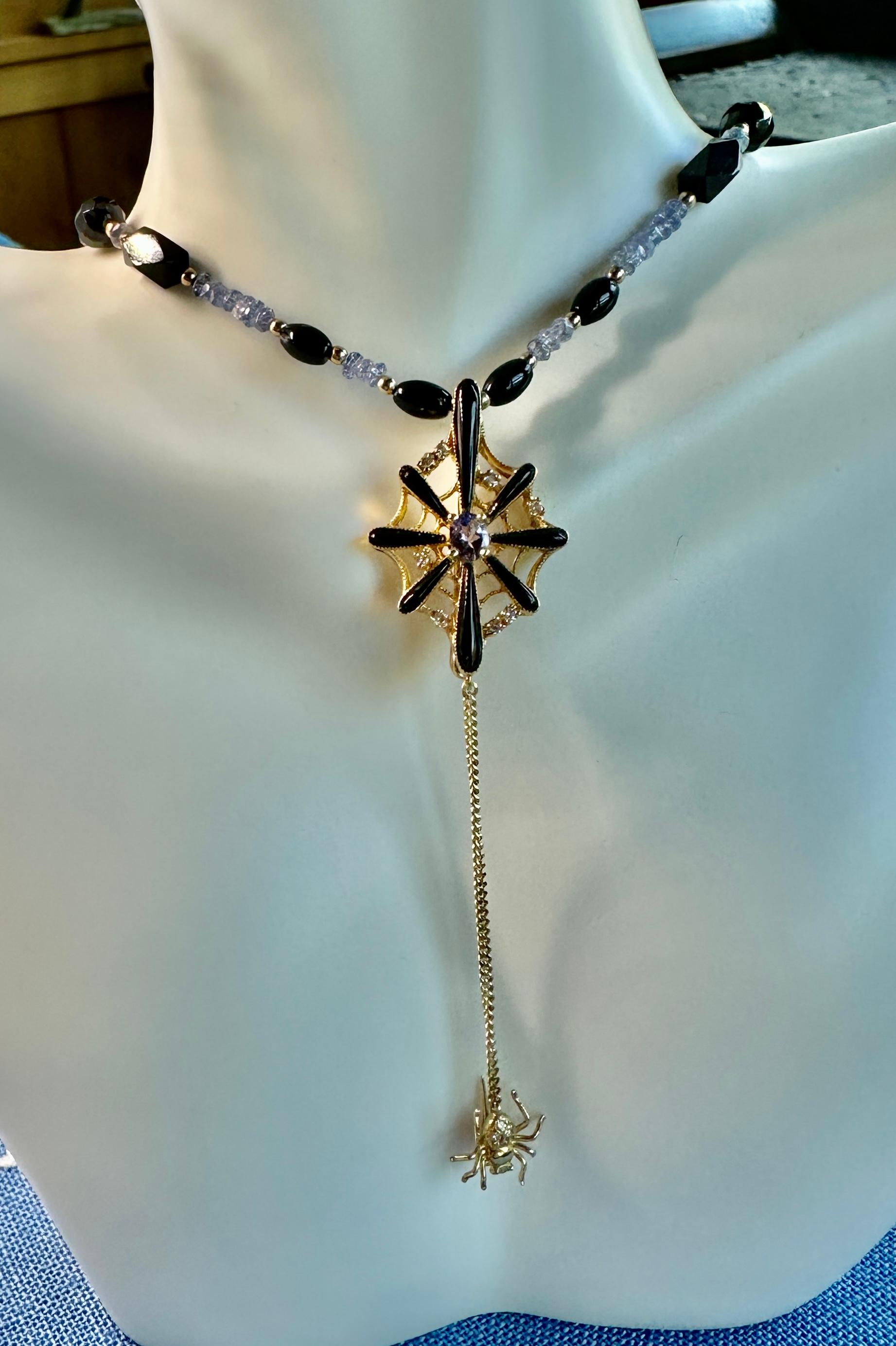Collier Spider Web rose de France en or 18 carats, améthyste, émail et onyx en vente 5