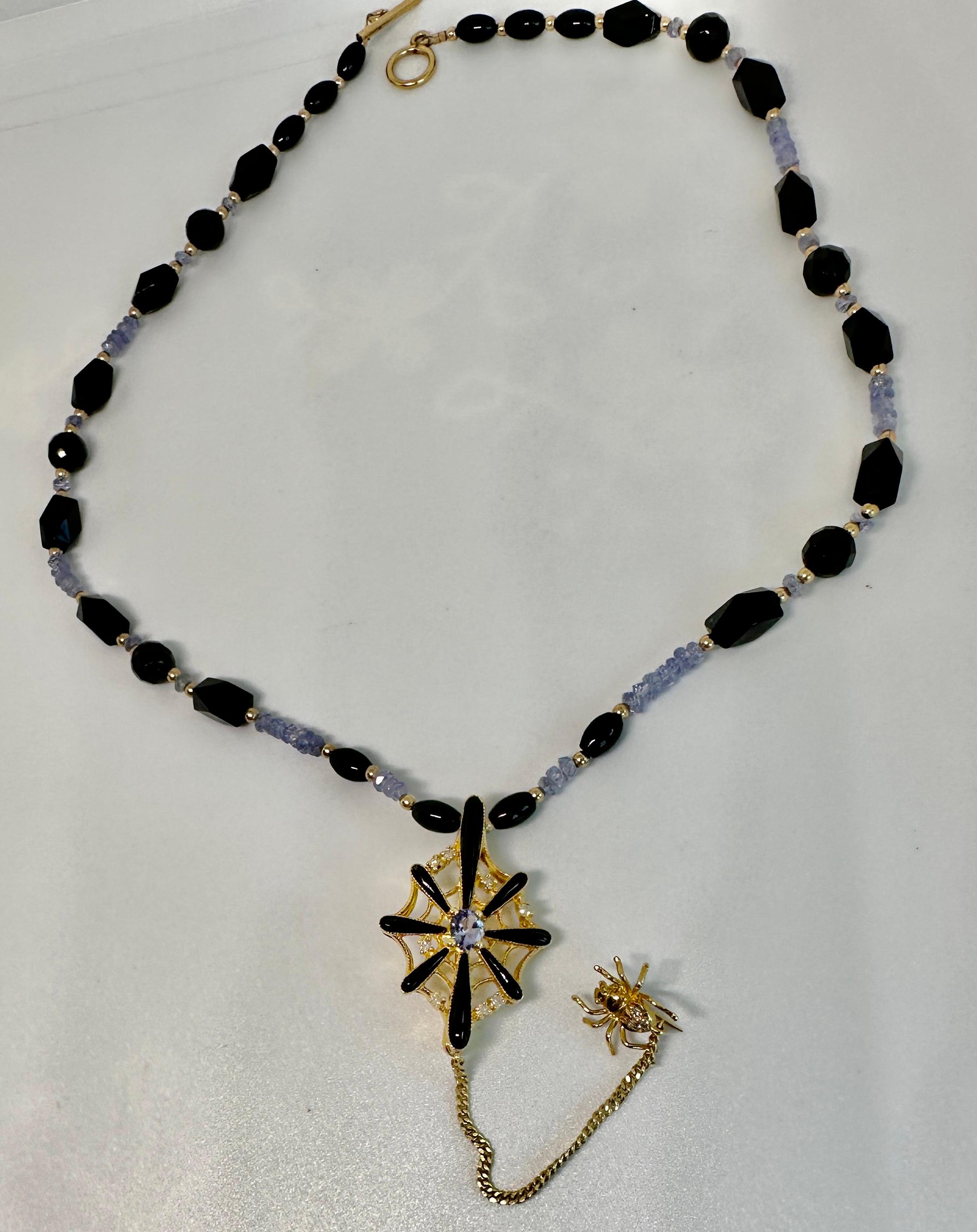 Offrez-vous un superbe et rare collier à pendentifs en forme de toile d'araignée et d'araignée, orné d'une magnifique améthyste Rose de France, de diamants, d'onyx noir et d'émail noir, le tout en or jaune 18 carats.  L'élégante araignée pendante