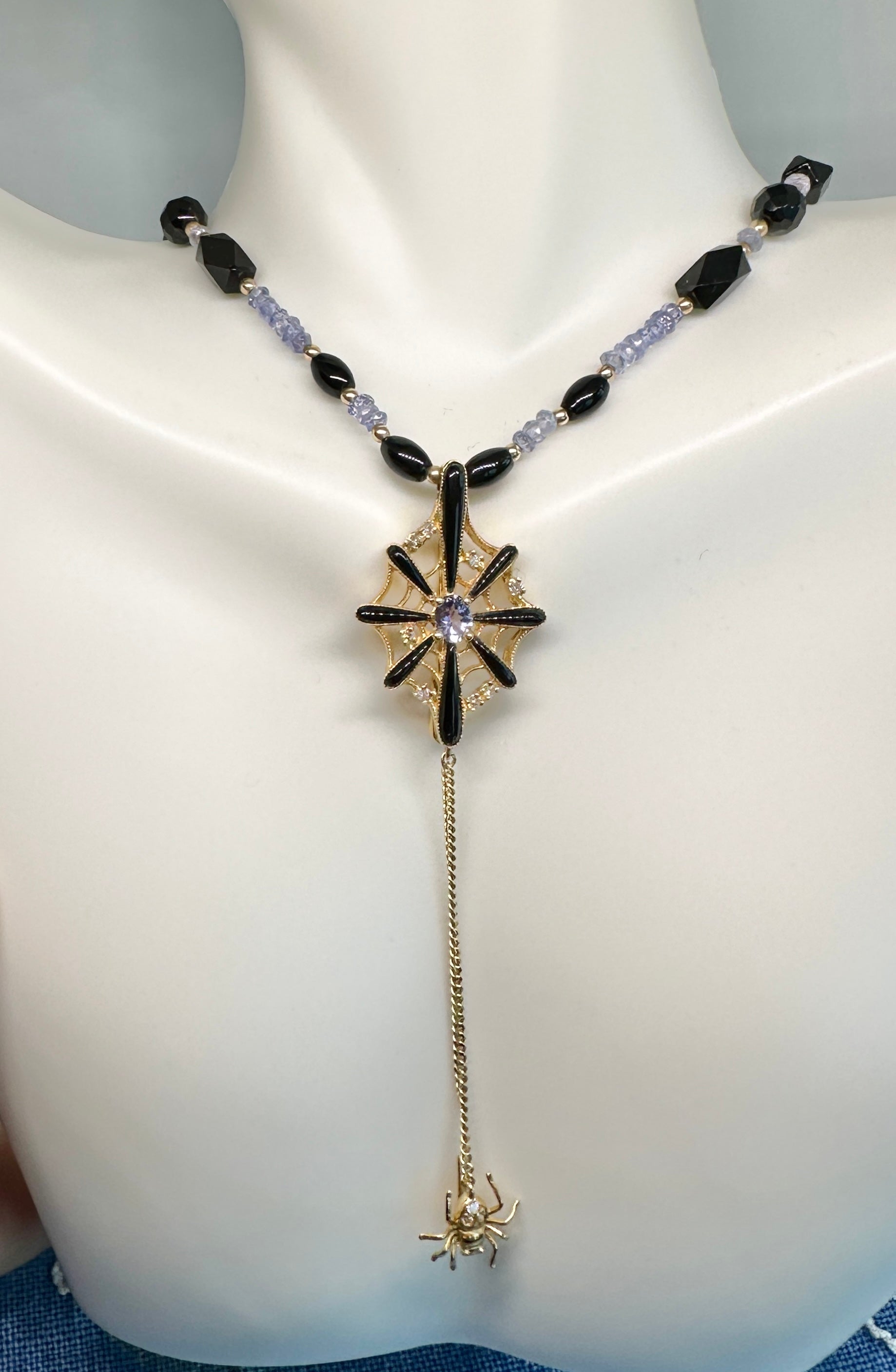 Taille ovale Collier Spider Web rose de France en or 18 carats, améthyste, émail et onyx en vente
