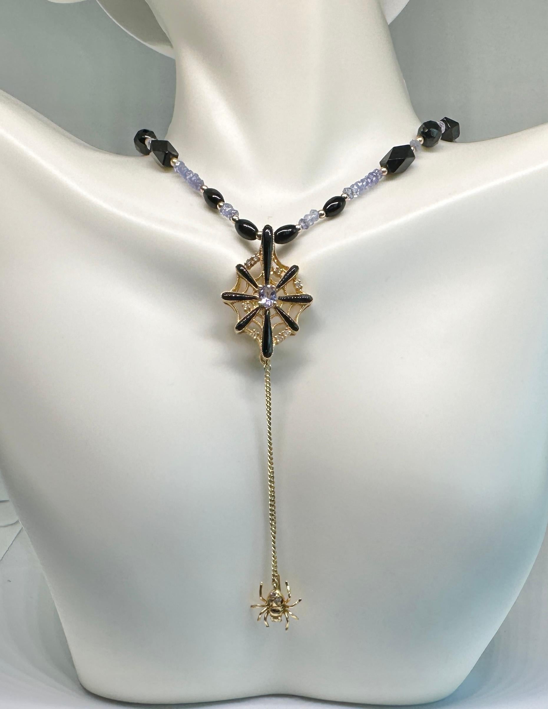 Collier Spider Web rose de France en or 18 carats, améthyste, émail et onyx Excellent état - En vente à New York, NY