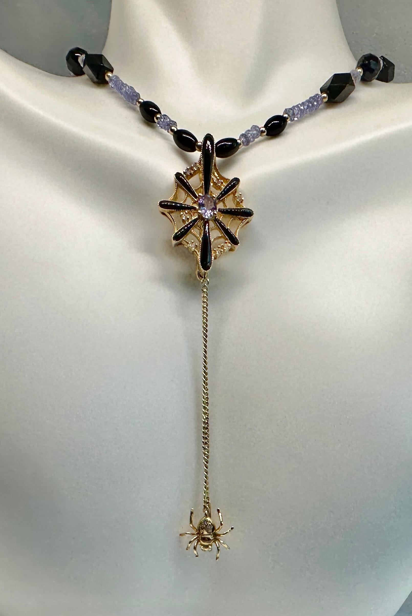 Collier Spider Web rose de France en or 18 carats, améthyste, émail et onyx Unisexe en vente