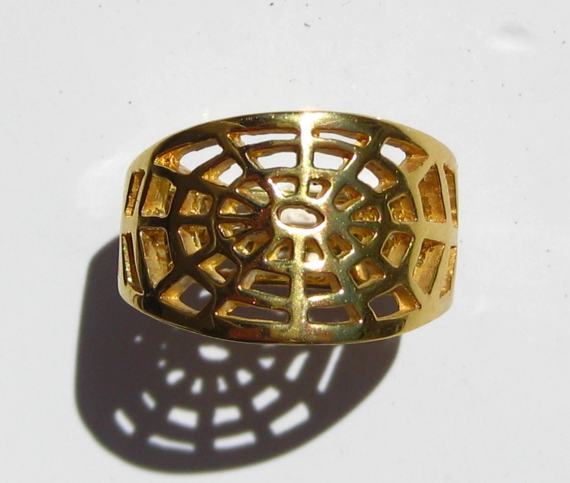 Spider Web Ring in 18k Gold In New Condition For Sale In Solana Beach, CA