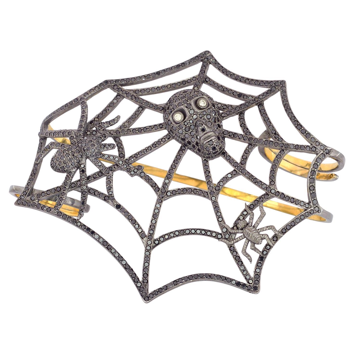 Web araignée avec crâne et araignée en diamants pavés, bague à quatre doigts  en vente