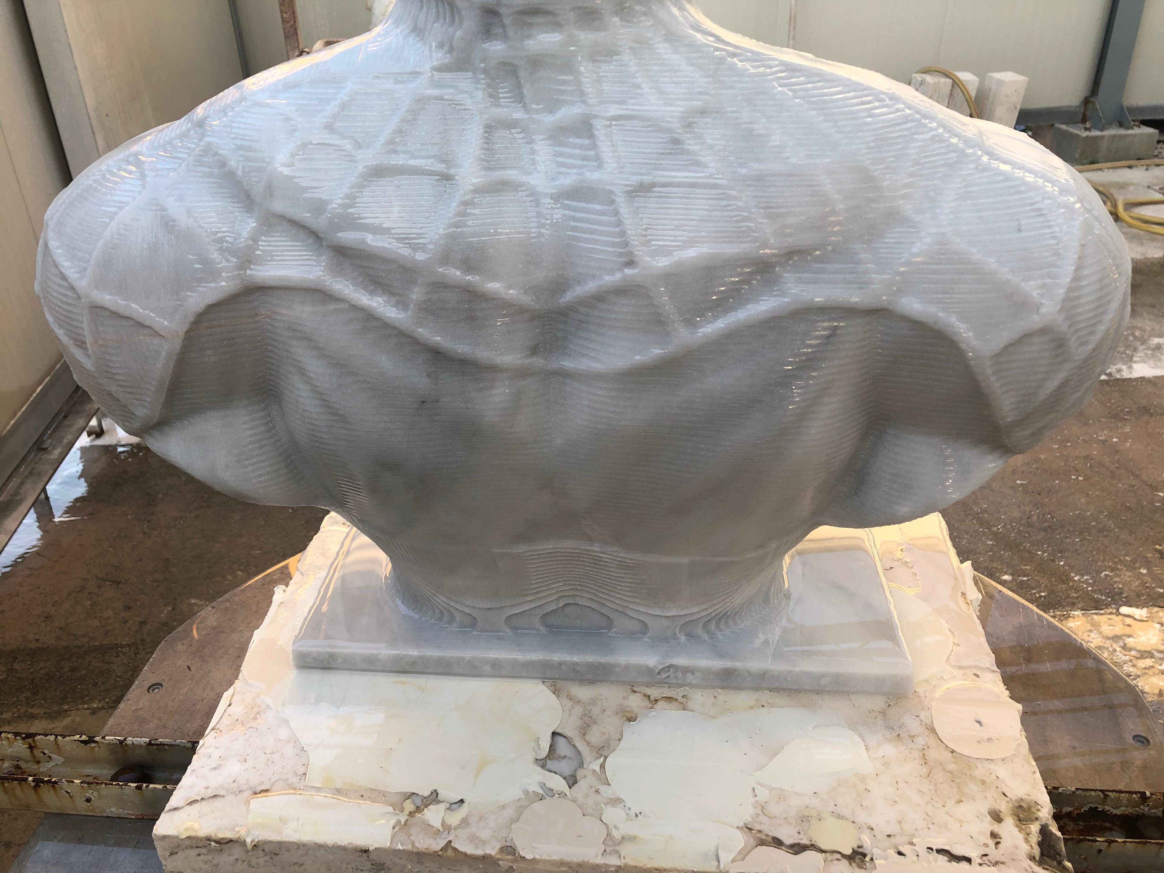 Buriné Sculpture de buste araignée en marbre de Carrare en vente