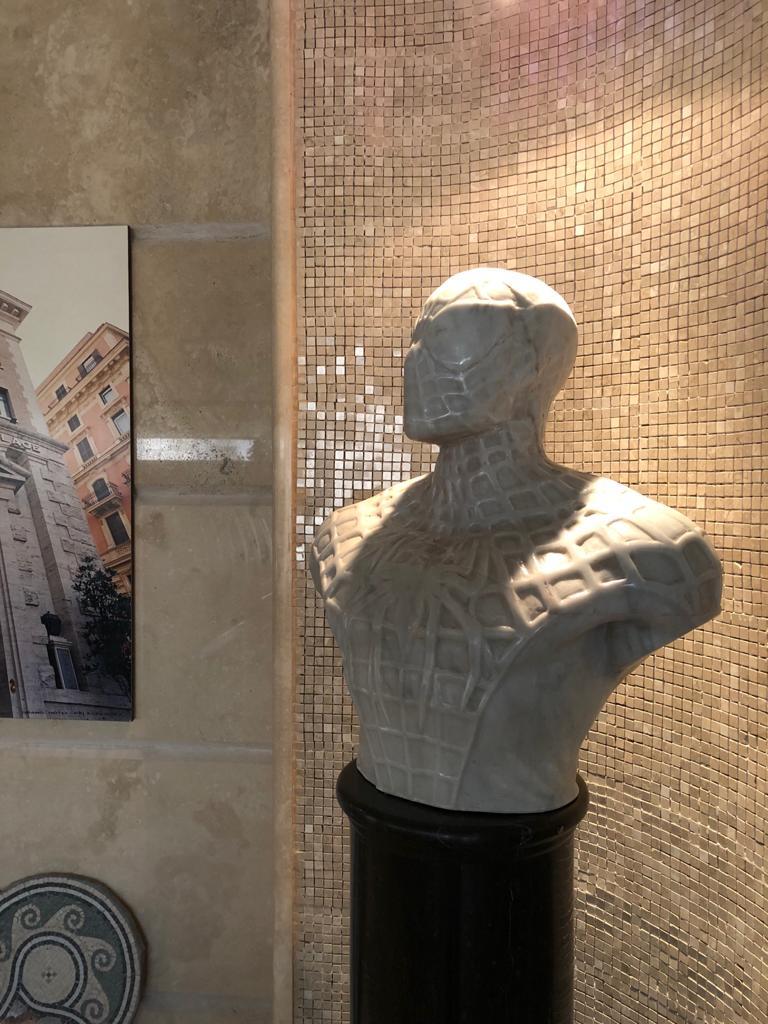 La scultura è stata ricavata da un unico blocco di marmo statuario di Carrara, un pezzo unico nel suo genere.

 
