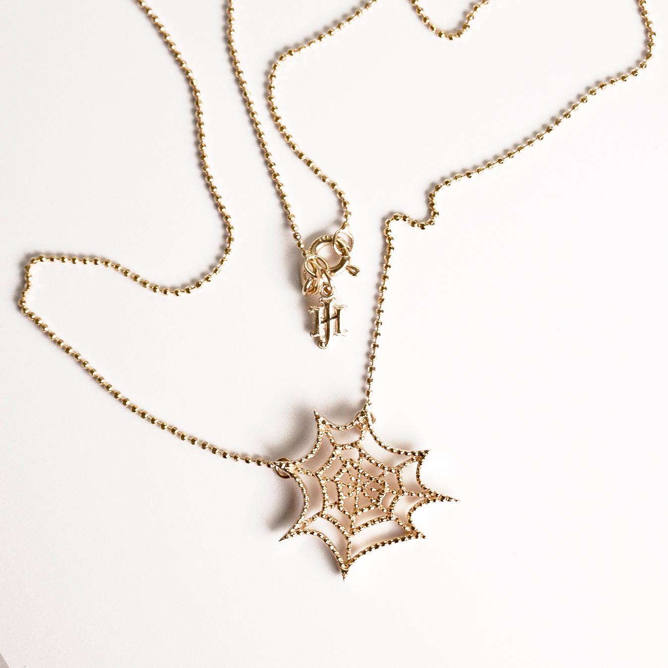 JHERWITT Halskette mit Spinnenweb-Anhänger aus massivem 14k Gelbgold (Künstler*in) im Angebot
