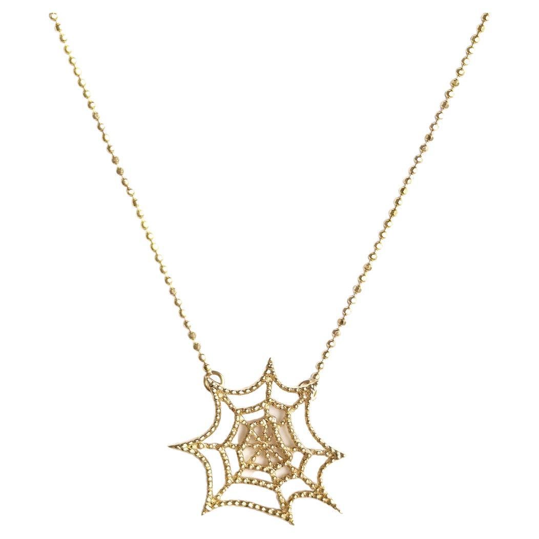 Entdecken Sie die fesselnde Spinnennetz-Halskette aus massivem Gelbgold. Dieses Stück in limitierter Auflage fängt die zarte und leuchtende Natur eines Spinnennetzes wunderschön ein - ein fein gearbeitetes Zuhause und eine unwiderstehliche