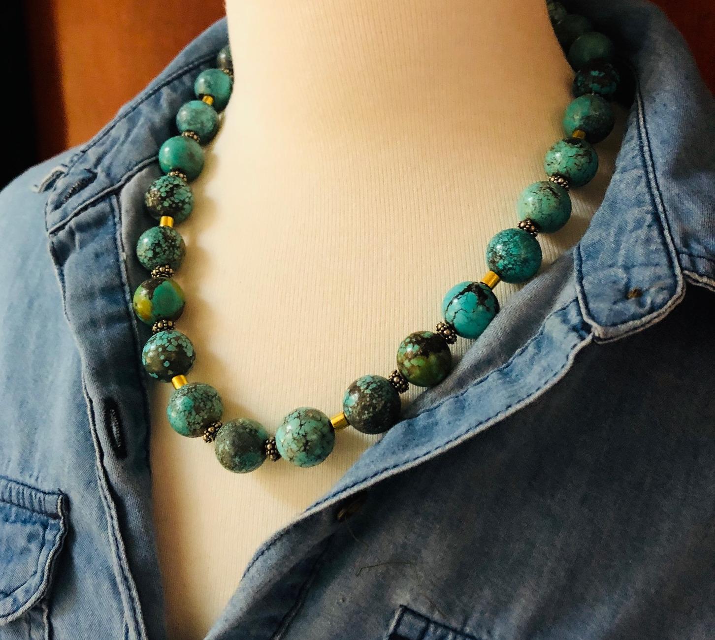 Collier de perles en turquoise Spiderweb avec accents en or 18 carats et argent sterling en vente 3