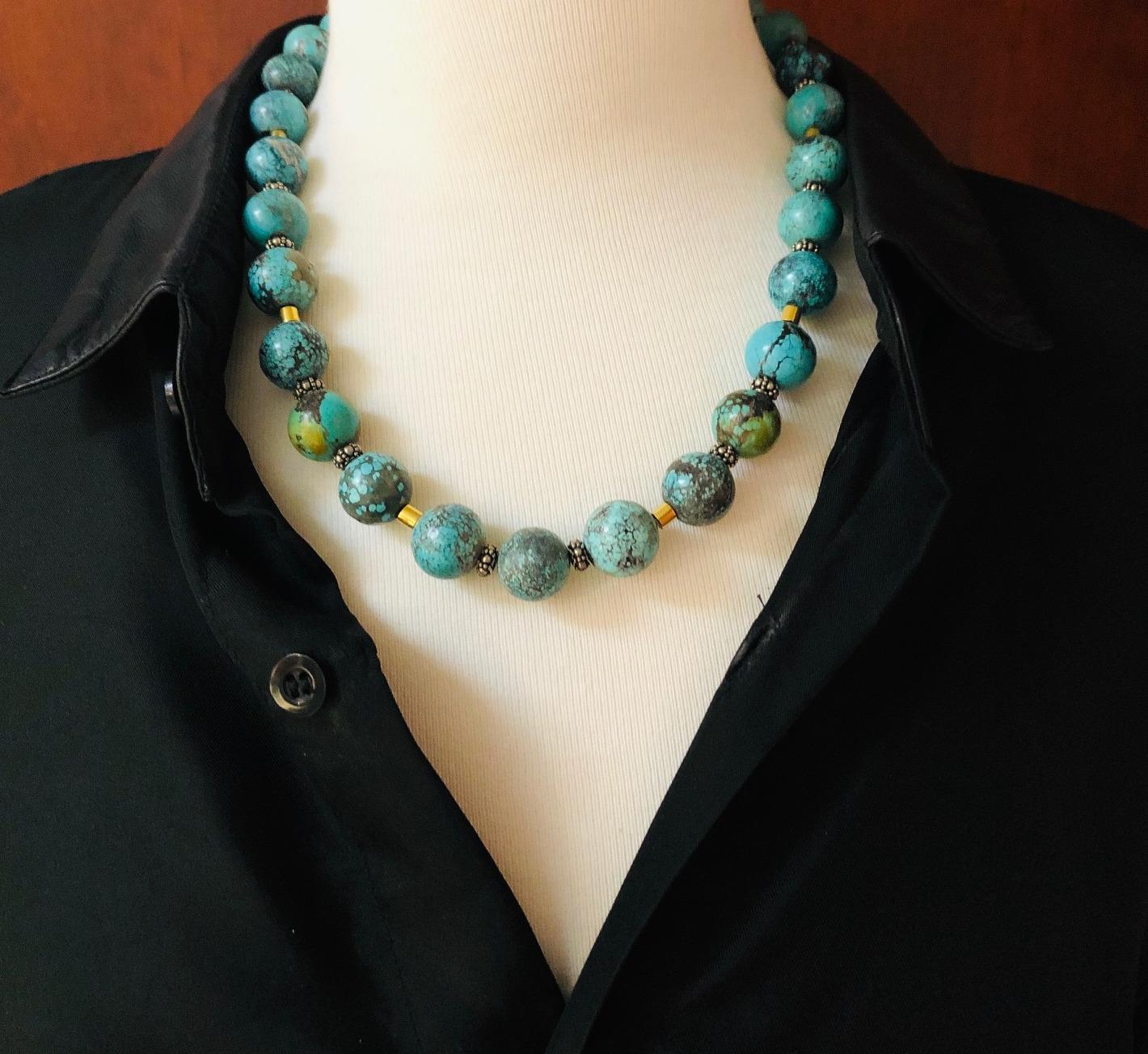 Collier de perles en turquoise Spiderweb avec accents en or 18 carats et argent sterling en vente 4