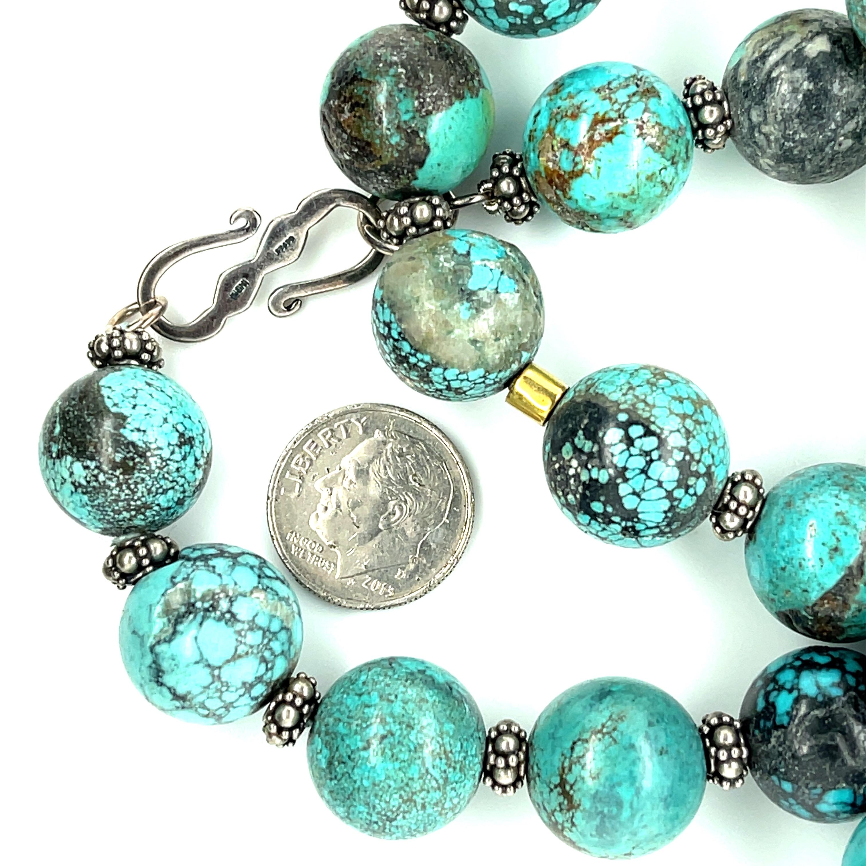 Collier de perles en turquoise Spiderweb avec accents en or 18 carats et argent sterling en vente 1