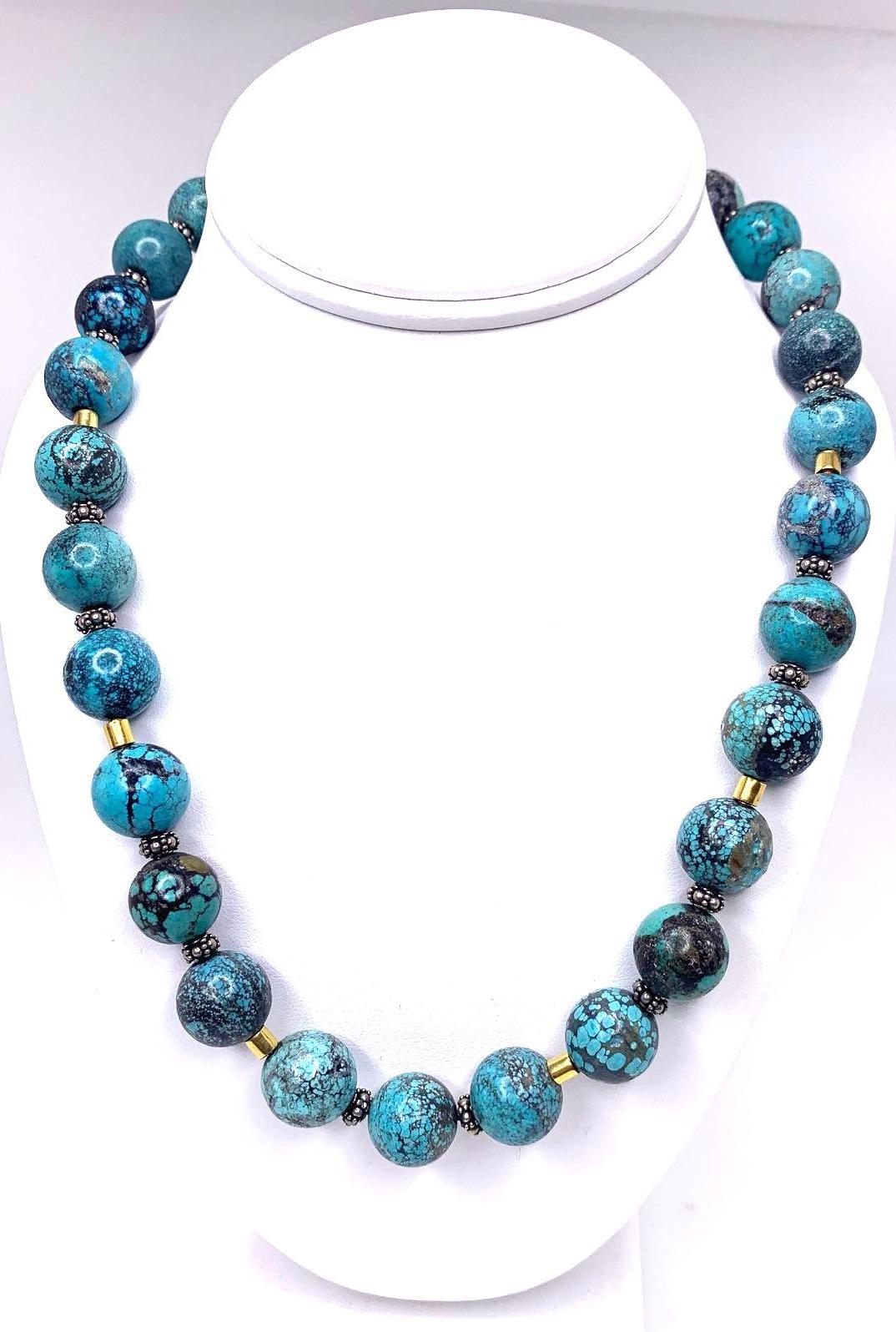 Artisan Collier de perles en turquoise Spiderweb avec accents en or 18 carats et argent sterling en vente