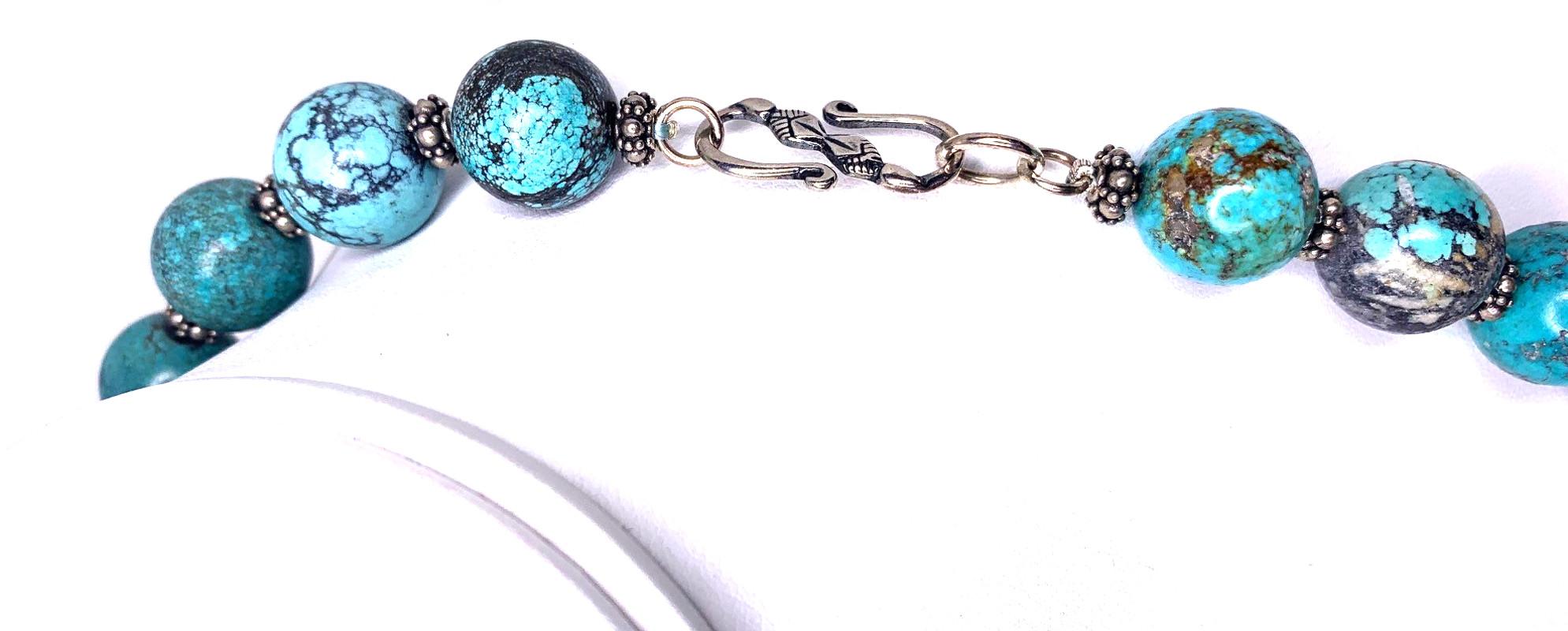 Perle Collier de perles en turquoise Spiderweb avec accents en or 18 carats et argent sterling en vente