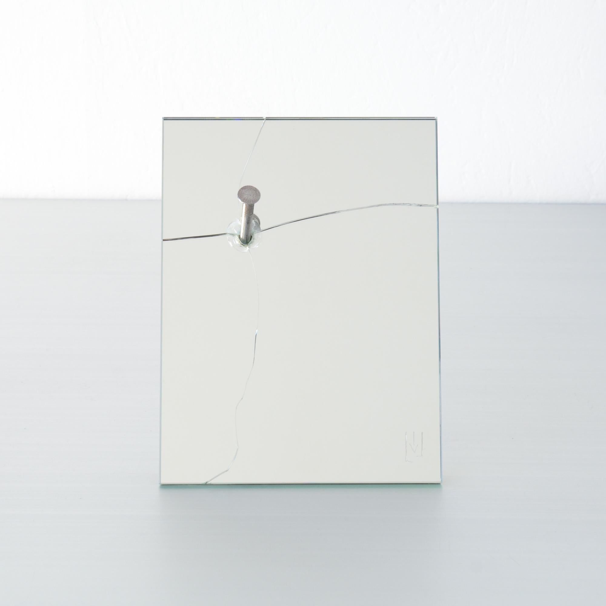 Spiegel .01 might be one of the more functional pieces of the Functionality kills the fun – collection. It exists of a series of mirrors that seem to be hung by force. The nail, from which it is mounted to the wall, creates cracks in the glass. The