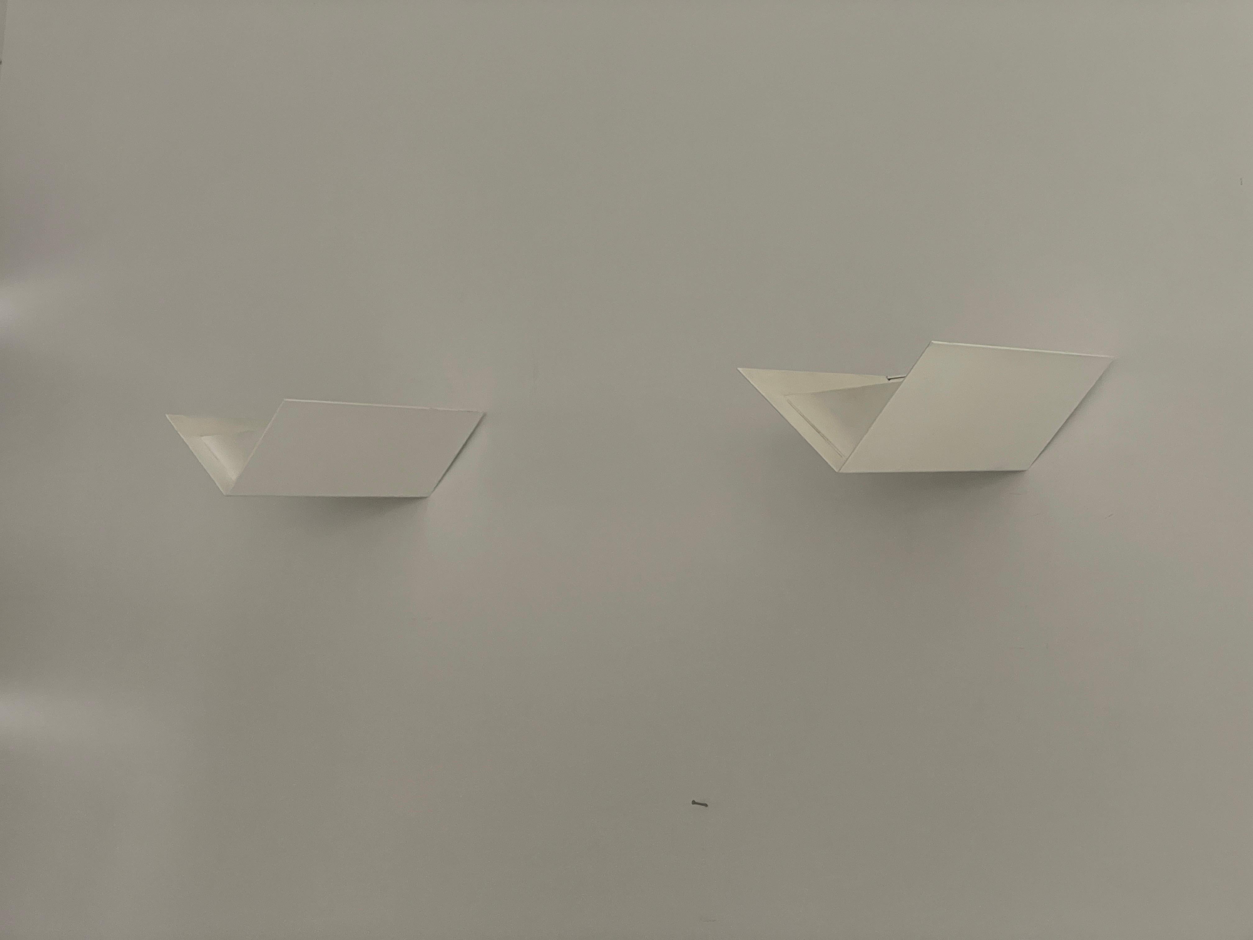 Paire d'appliques Spigolo Parete Model en métal blanc par Quattrifolio, années 1970, Italie

Très belles appliques de haute qualité.

Les lampes sont en très bon état.

Ces lampes fonctionnent avec des ampoules standard E14. 
Câblé et utilisable