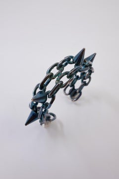 Bracciale a polsino con borchie, color canna di fucile, stile vintage