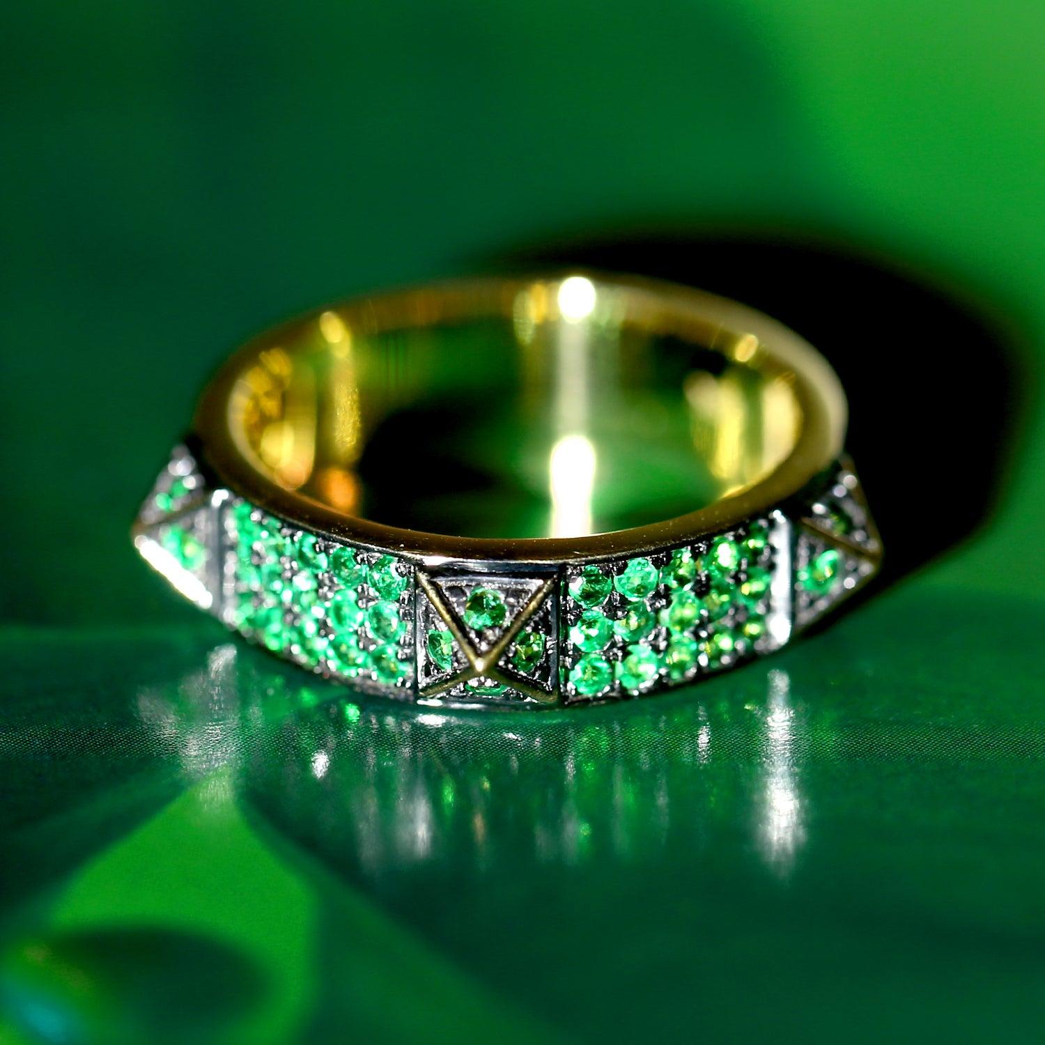 For Sale:  Spike Emerald 18 Karat Gold Band Ring 2