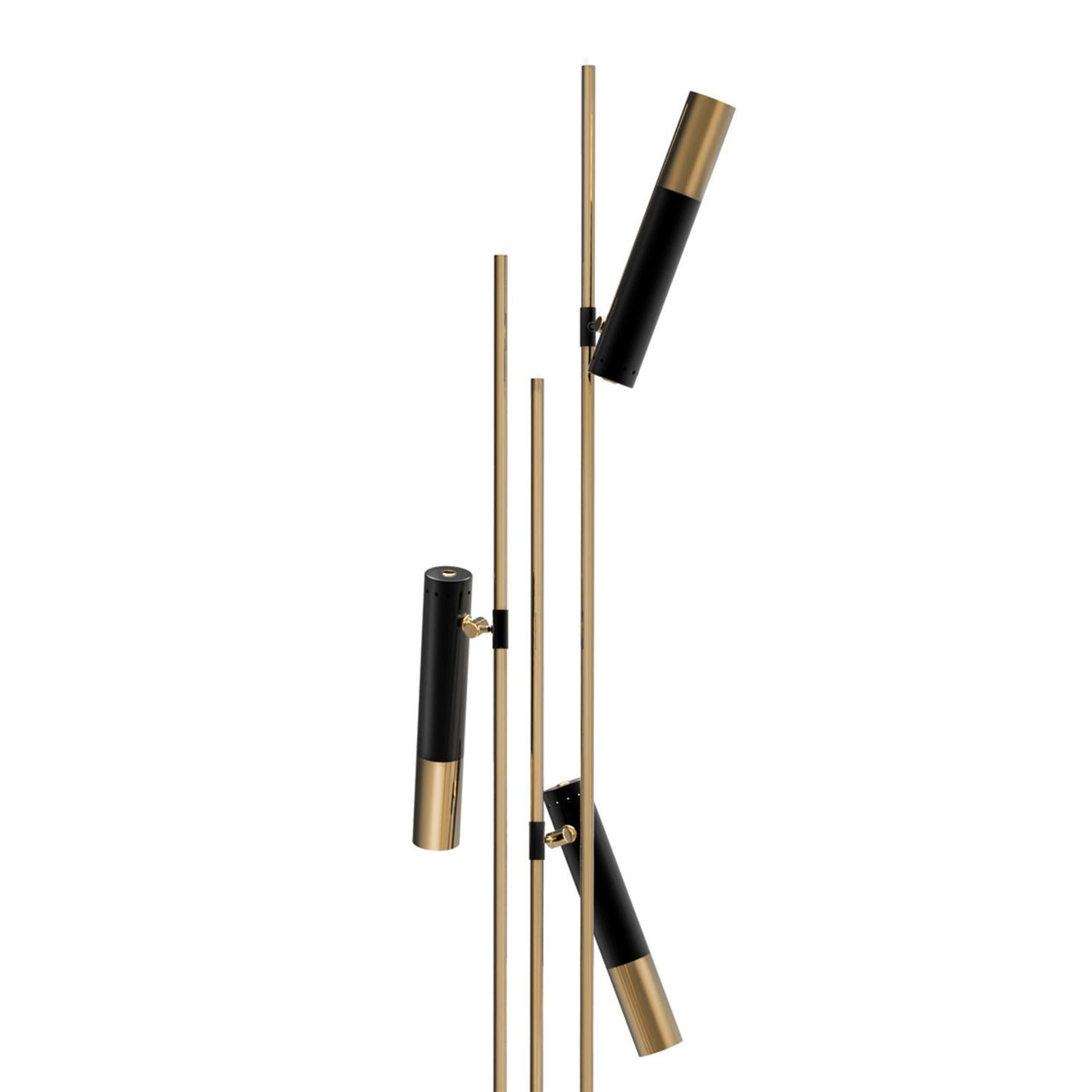 Floor lamp spike with base and 3 arms structure
in brass in black finish and polished brass finish.
With screwing system to adjust the height each
telescopic arm. Shades in aluminum and brass
in polished brass and in black finish.
With 3 bulbs,