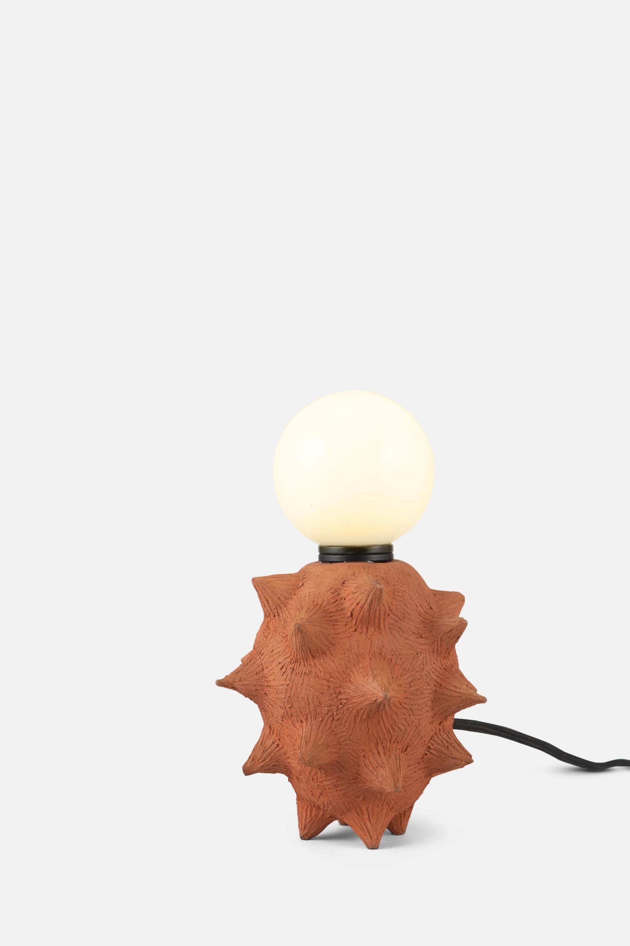 Moderne Lampe de table en terre cuite à pointes par Hatsu en vente
