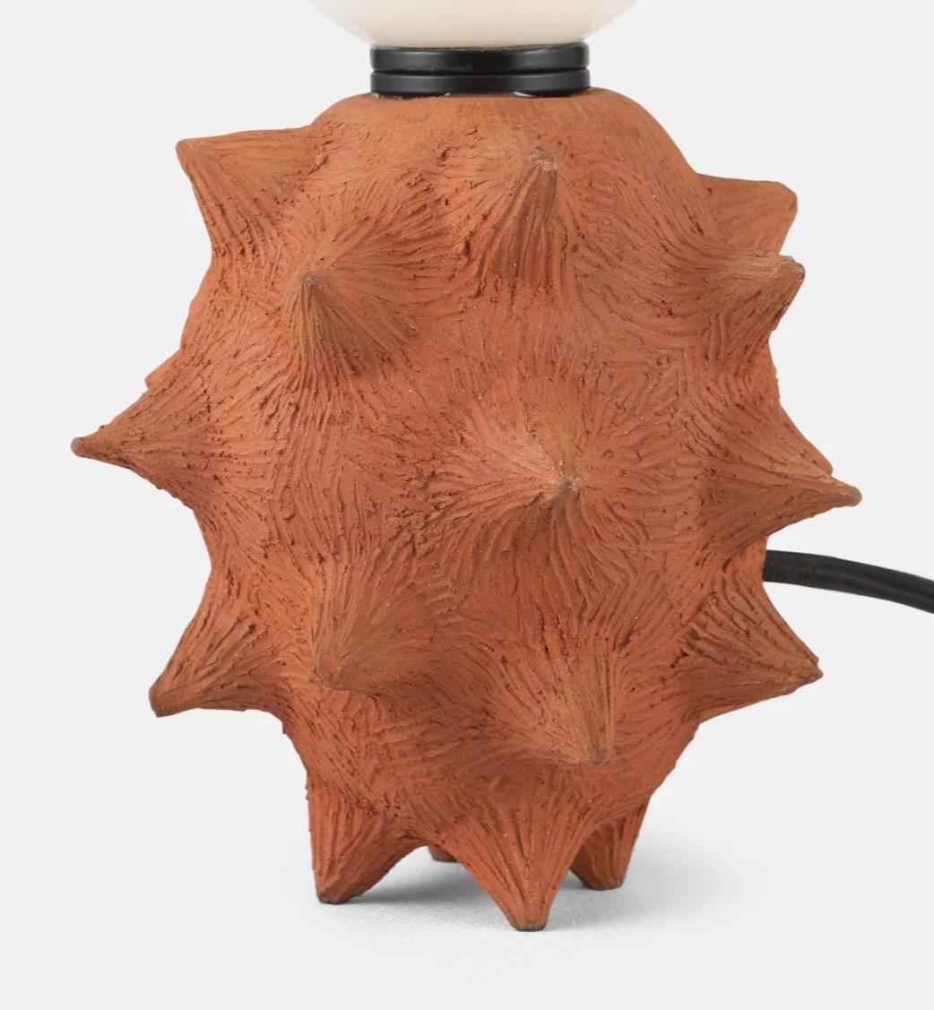 Indien Lampe de table en terre cuite à pointes par Hatsu en vente