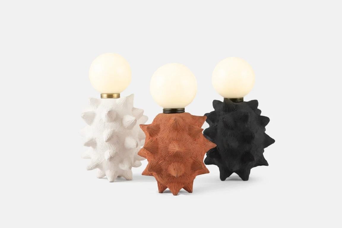 Autre Lampe de table en terre cuite à pointes par Hatsu en vente
