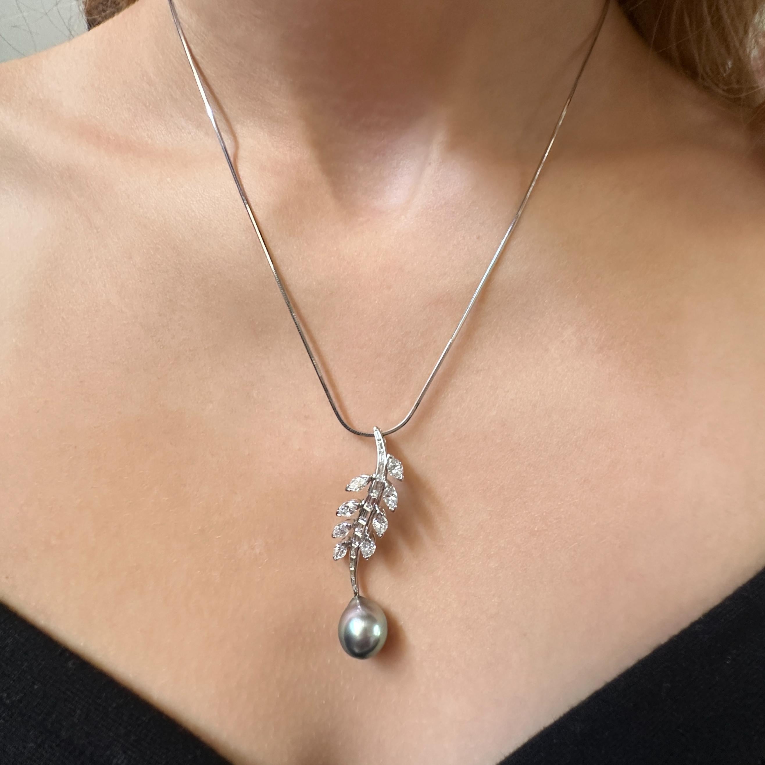 Questo nuovo ciondolo elegante e sinuoso di Eytan Brandes è in realtà un riutilizzo molto intelligente di una spilla a forma di foglia di diamante vintage (degli anni '60 circa).  La 