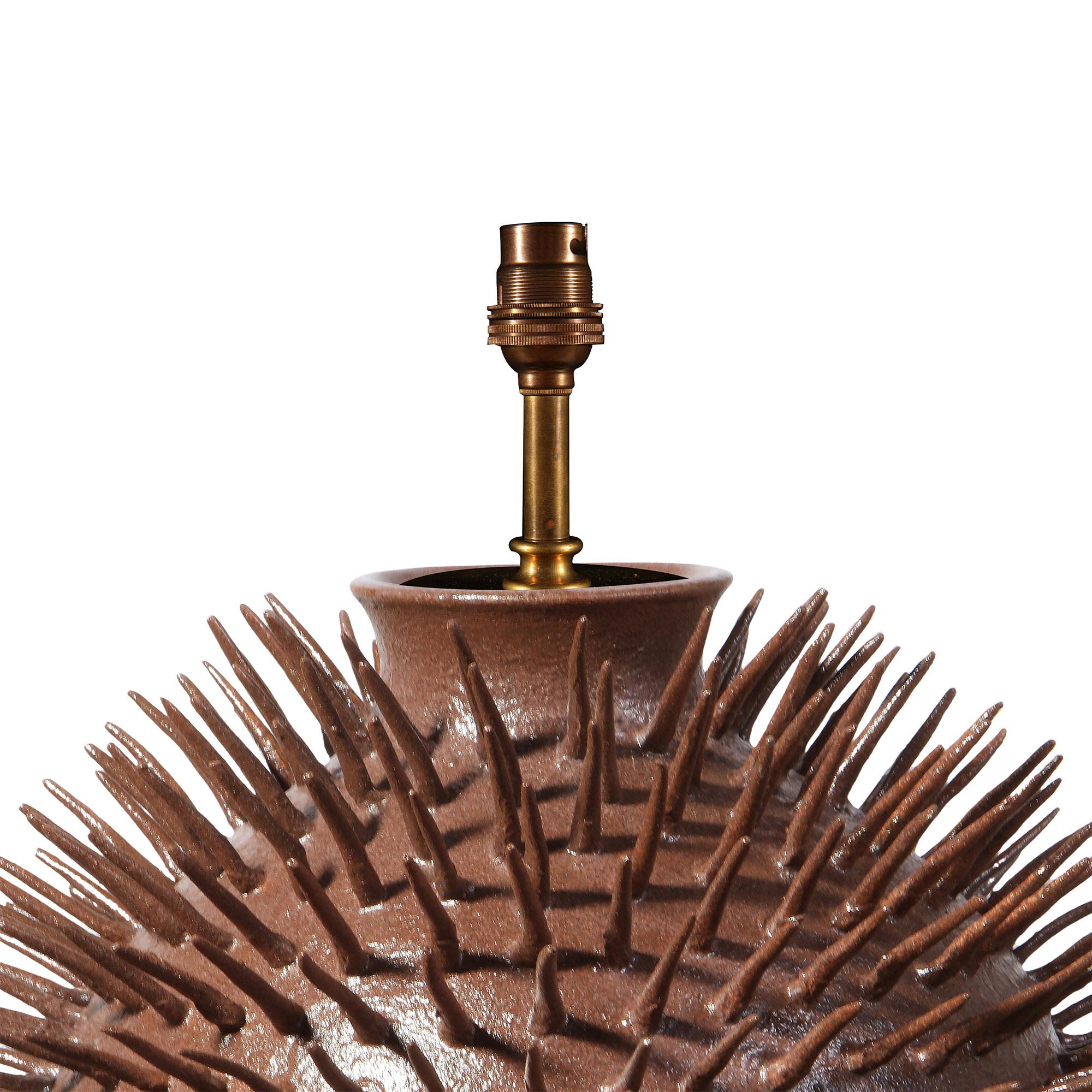 XXIe siècle et contemporain Lampe de table en porcelaine à pointes - Glaçure marron tachetée en vente