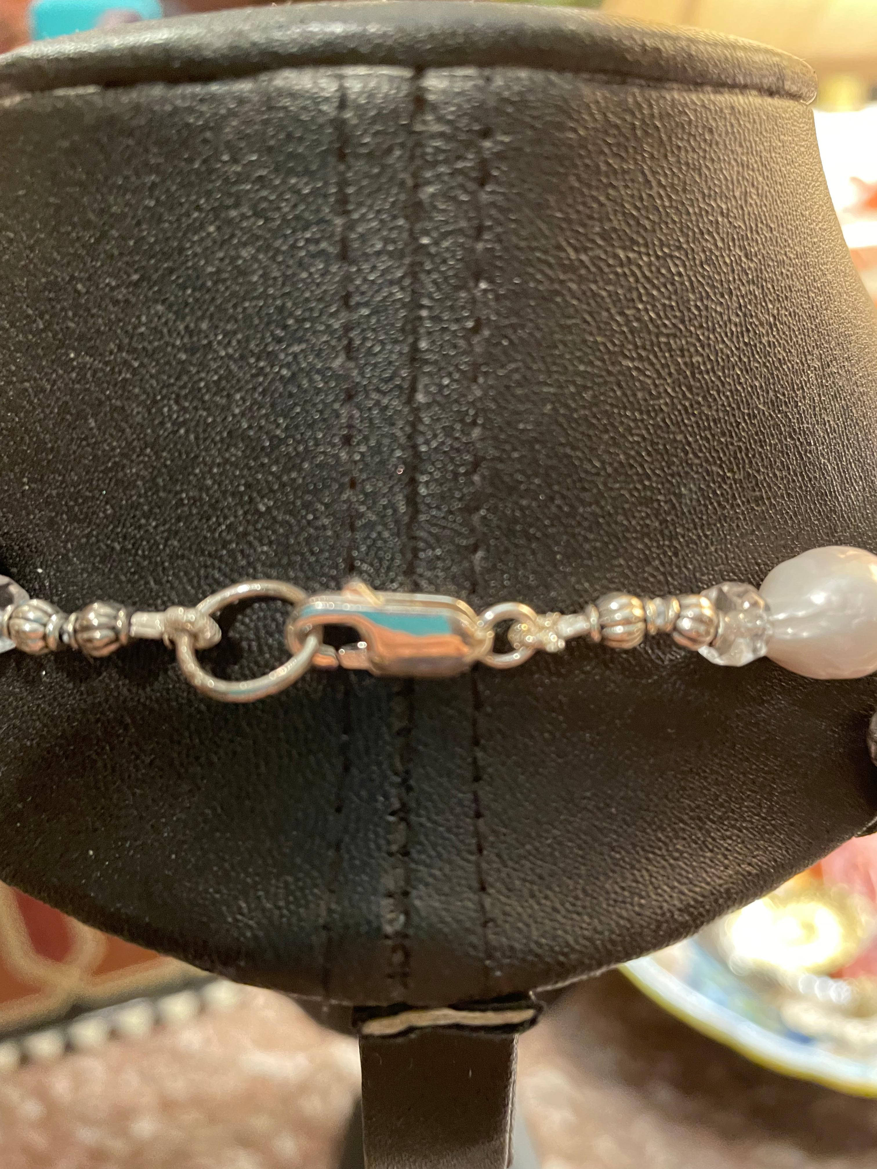Les pointes d'argent et les perles d'eau douce constituent un collier unique, fait à la main.  est proposé par Lorrain's Bijoux. Un fermoir à griffes en argent sterling apporte une jolie touche finale.