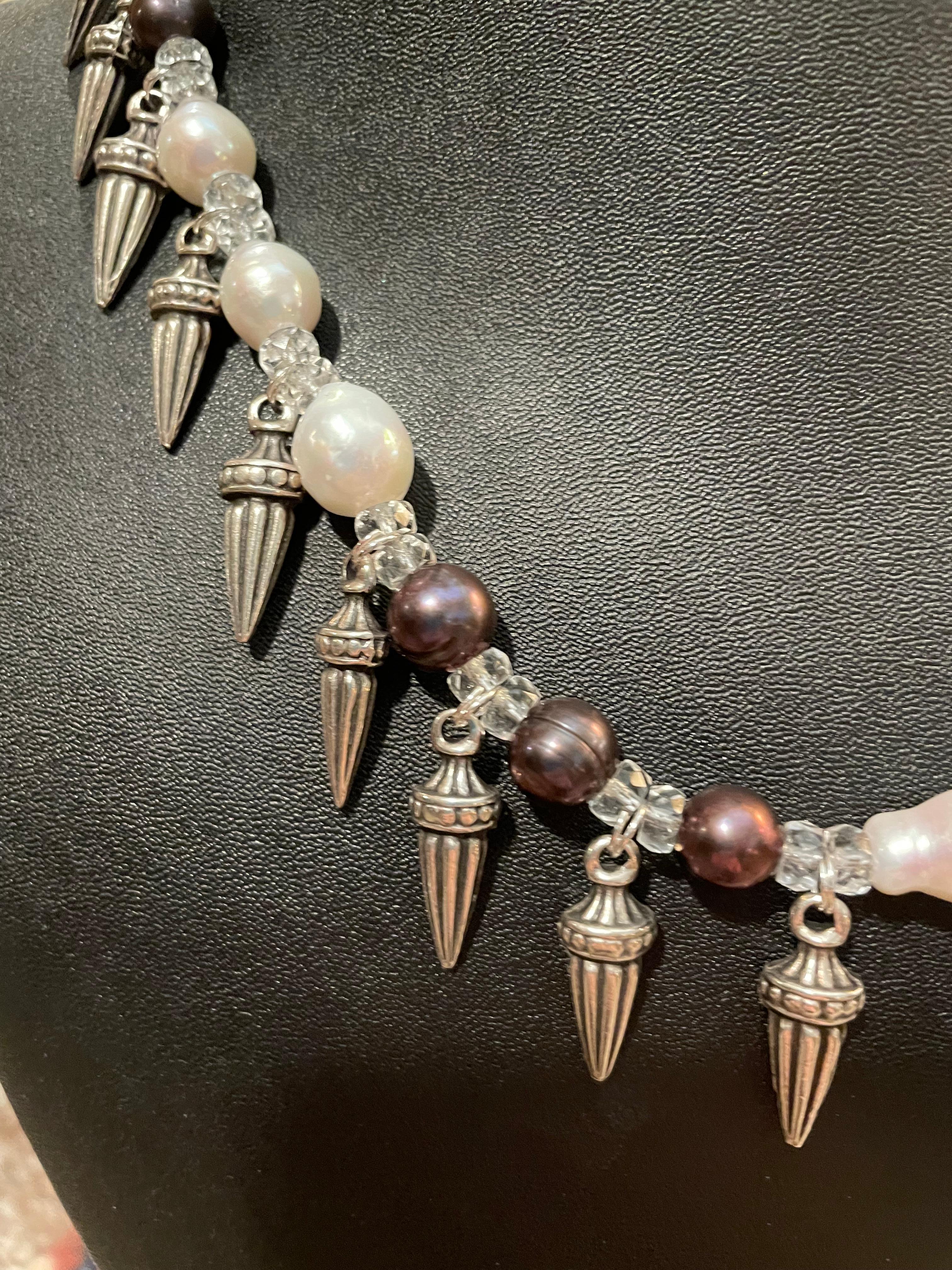 Moderniste Pointes et perles dans un collier unique fait à la main par Lorraines' Bijoux]. en vente