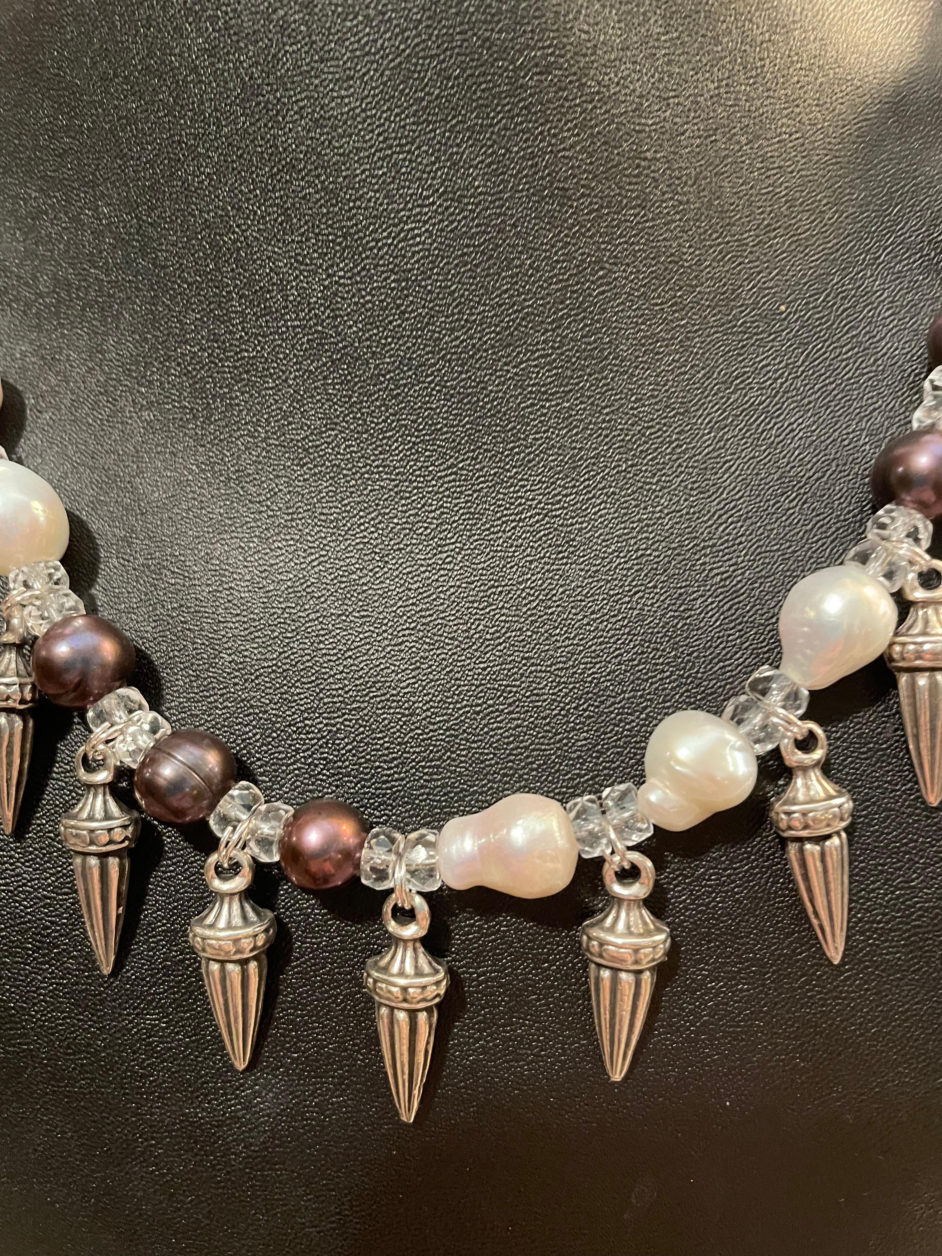 Pointes et perles dans un collier unique fait à la main par Lorraines' Bijoux]. Neuf - En vente à Pittsburgh, PA