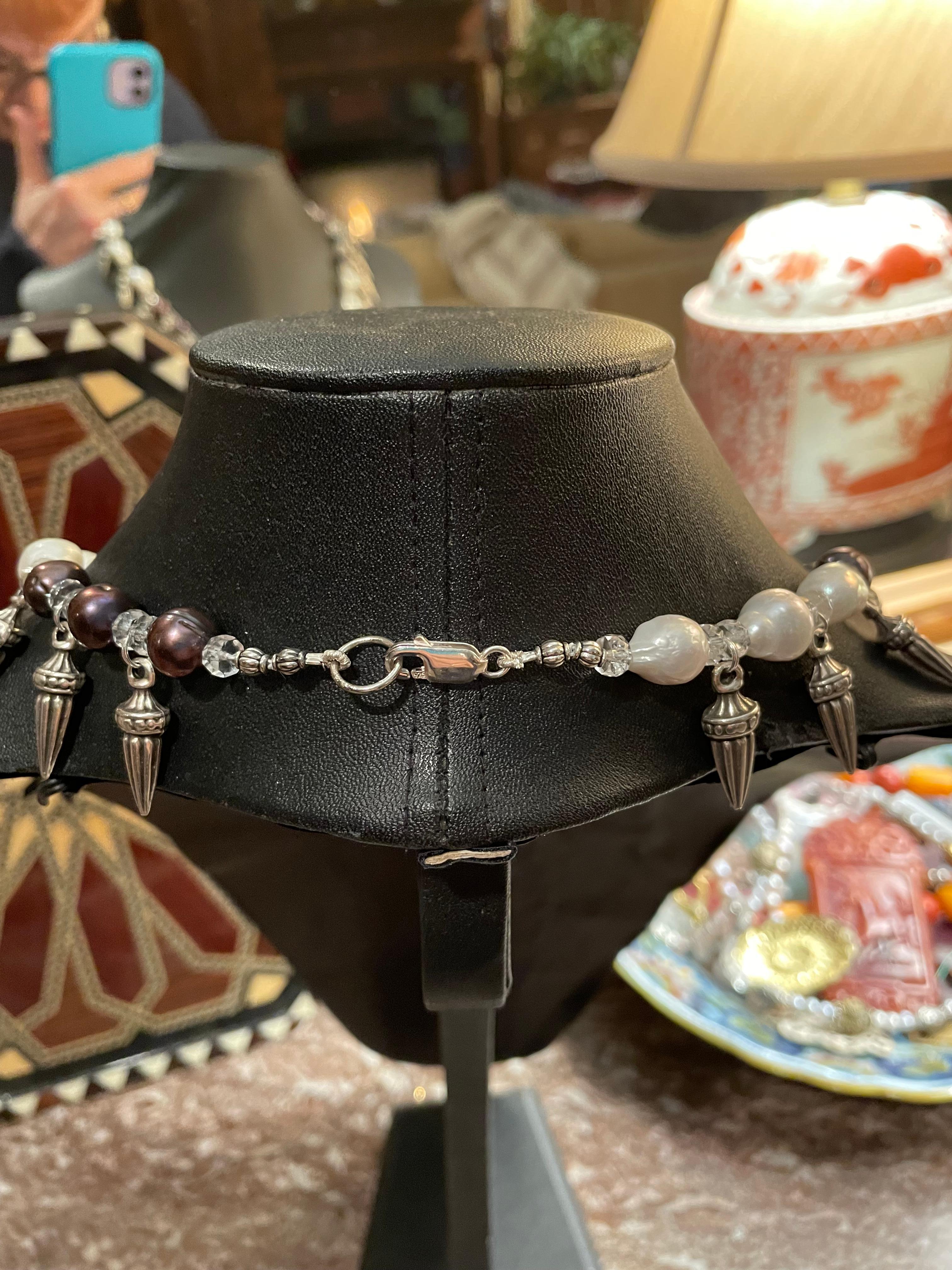 Einzigartige, handgefertigte Halskette mit Stacheln und Perlen von Lorraines' Bijoux]. 1
