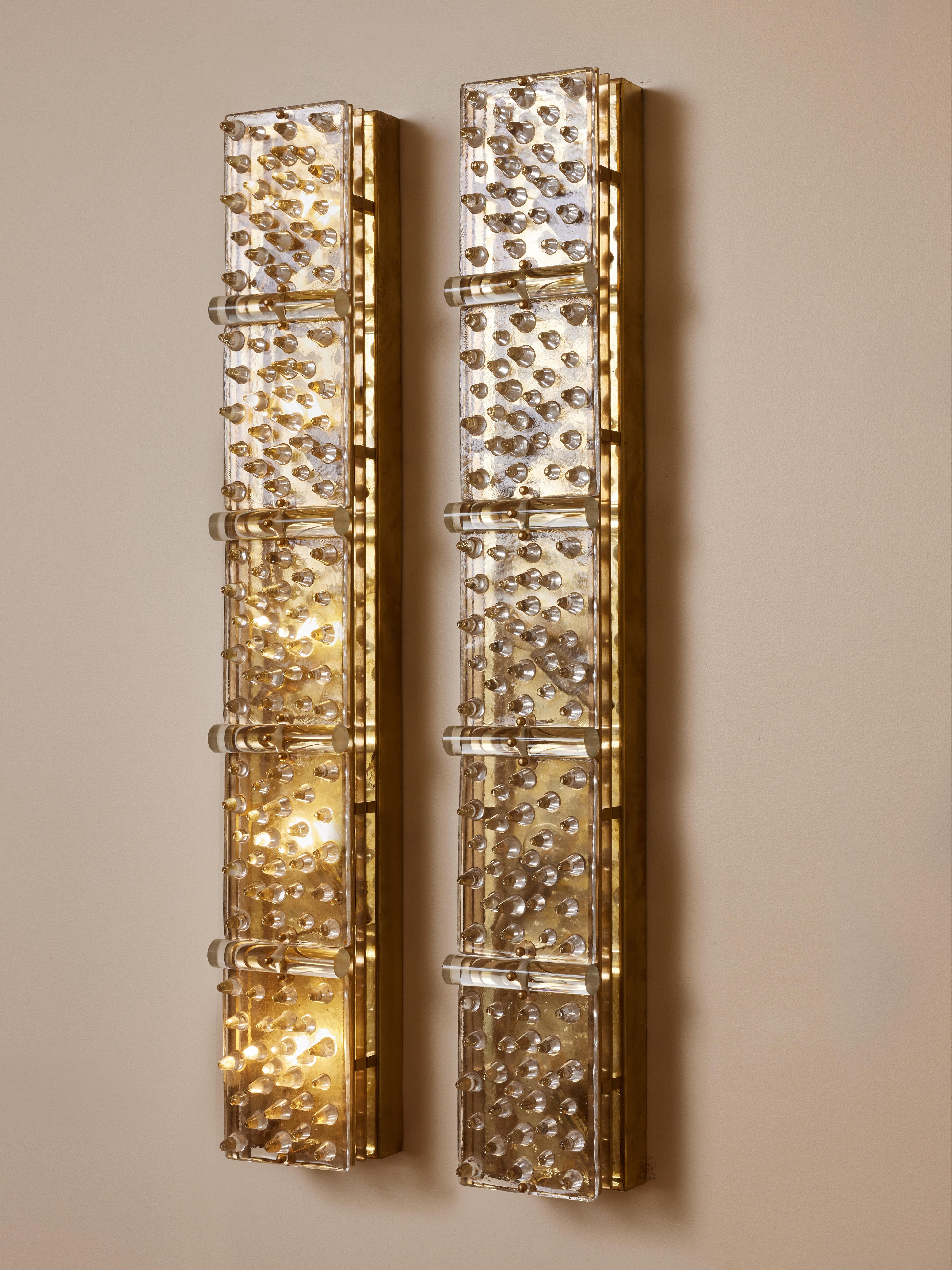 Pair of long sconces in brass and sculpted Murano glass.
Creation by Studio Glustin.