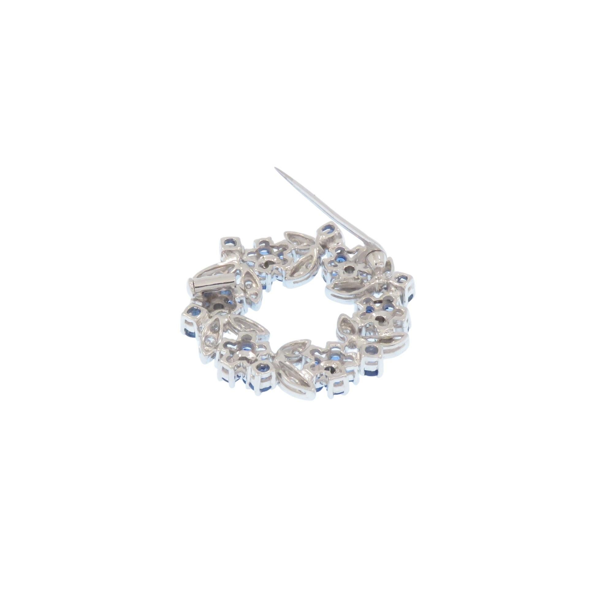 Rétro Broche couronne en or blanc avec diamants et saphirs bleus en vente