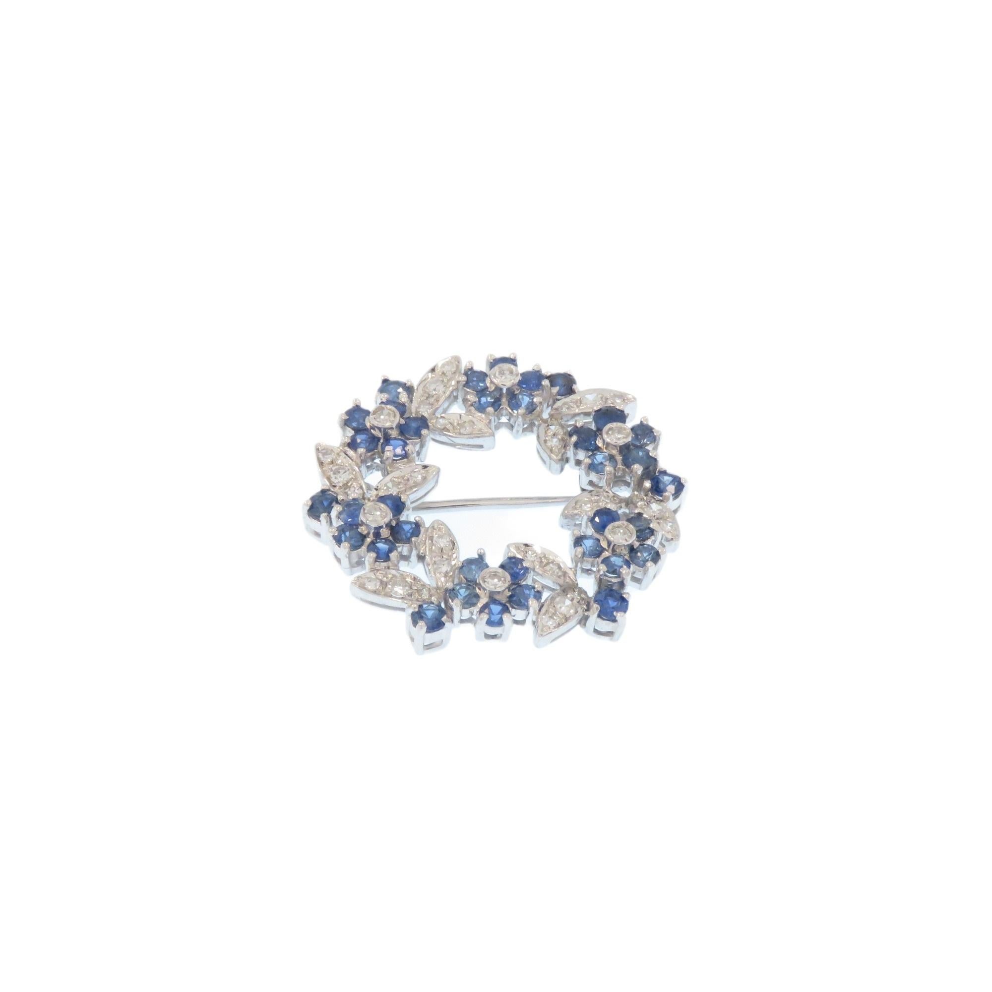 Brilliant Cut Spilla a corona di fiori in oro bianco con diamanti e zaffiri blu For Sale