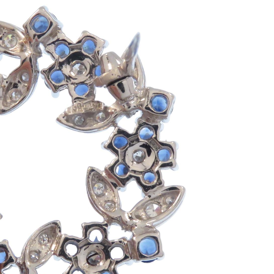 Spilla a corona di fiori in oro bianco con diamanti e zaffiri blu In Excellent Condition For Sale In Milano, IT