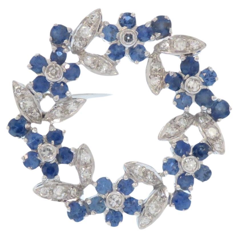 Broche couronne en or blanc avec diamants et saphirs bleus en vente