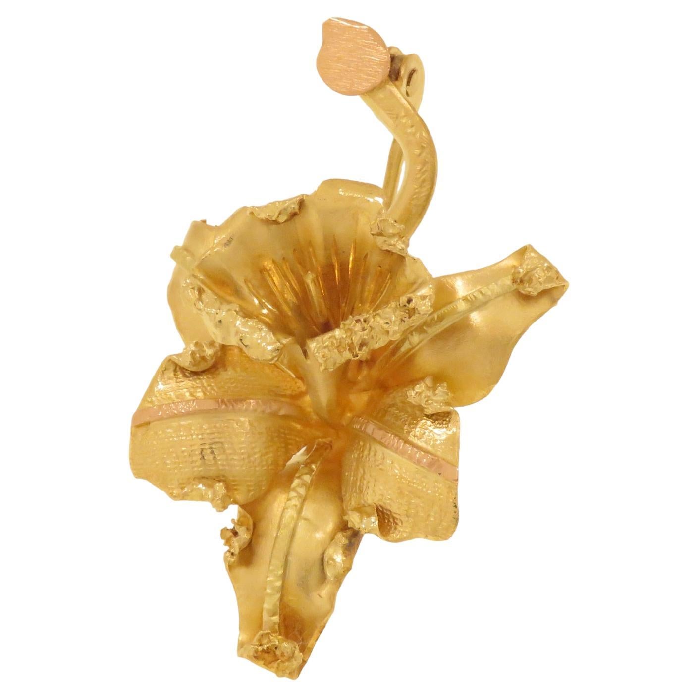 Spilla a fiore di giglio in oro giallo For Sale