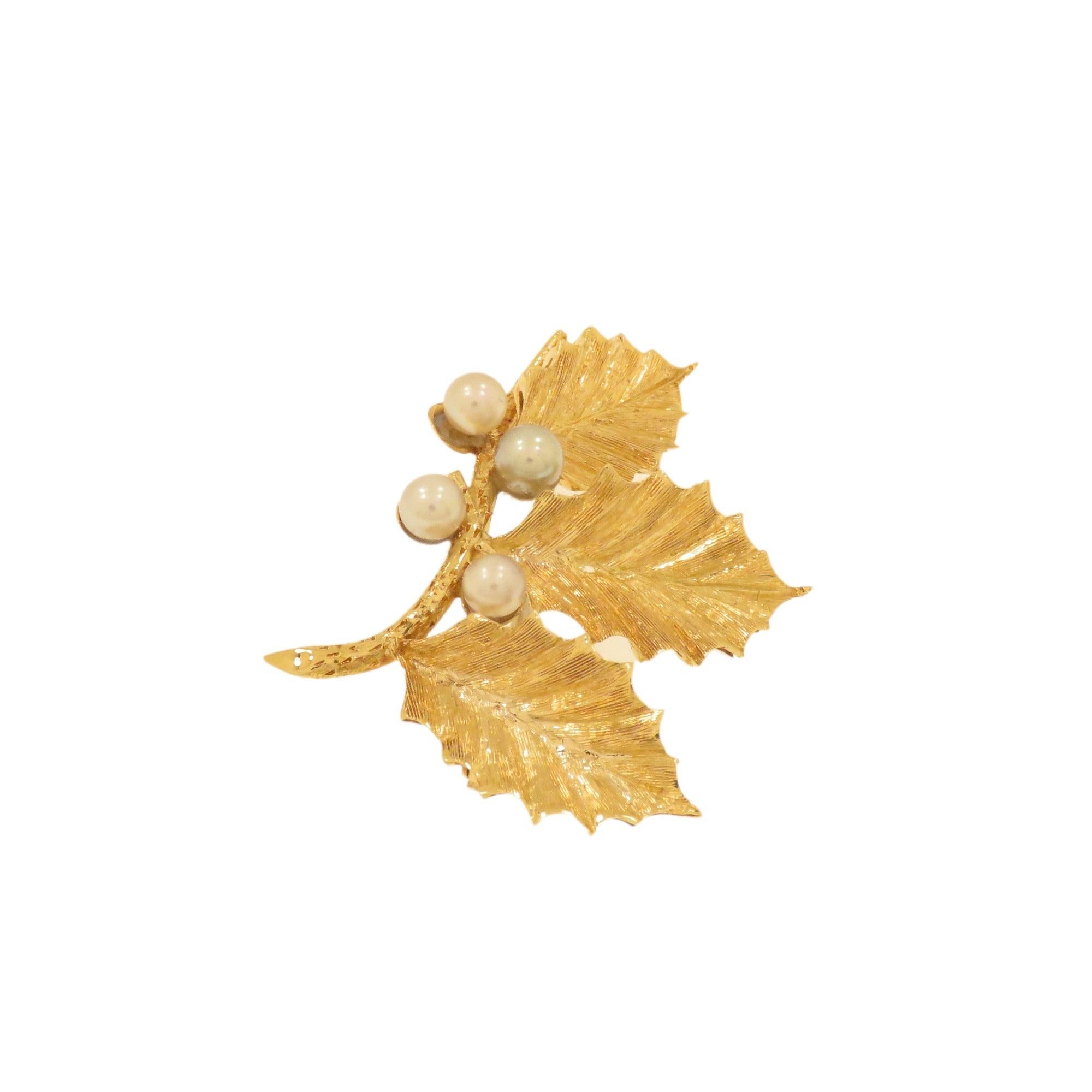 Retro Spilla a forma di agrifoglio con perle in oro giallo For Sale