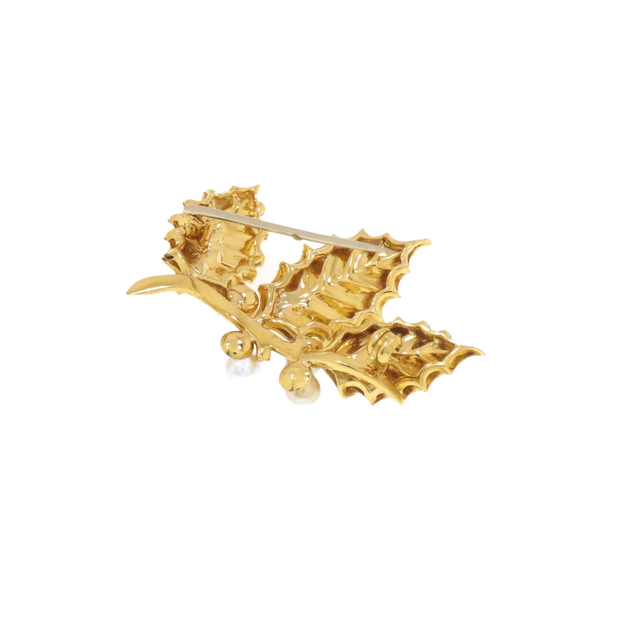 Brosche in Form einer Stechpalme mit Perlen aus Gelbgold (Rundschliff) im Angebot