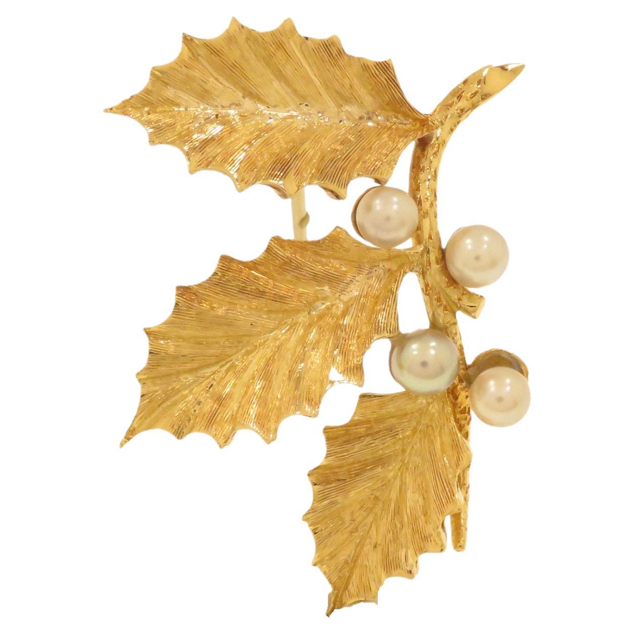 Brosche in Form einer Stechpalme mit Perlen aus Gelbgold im Angebot