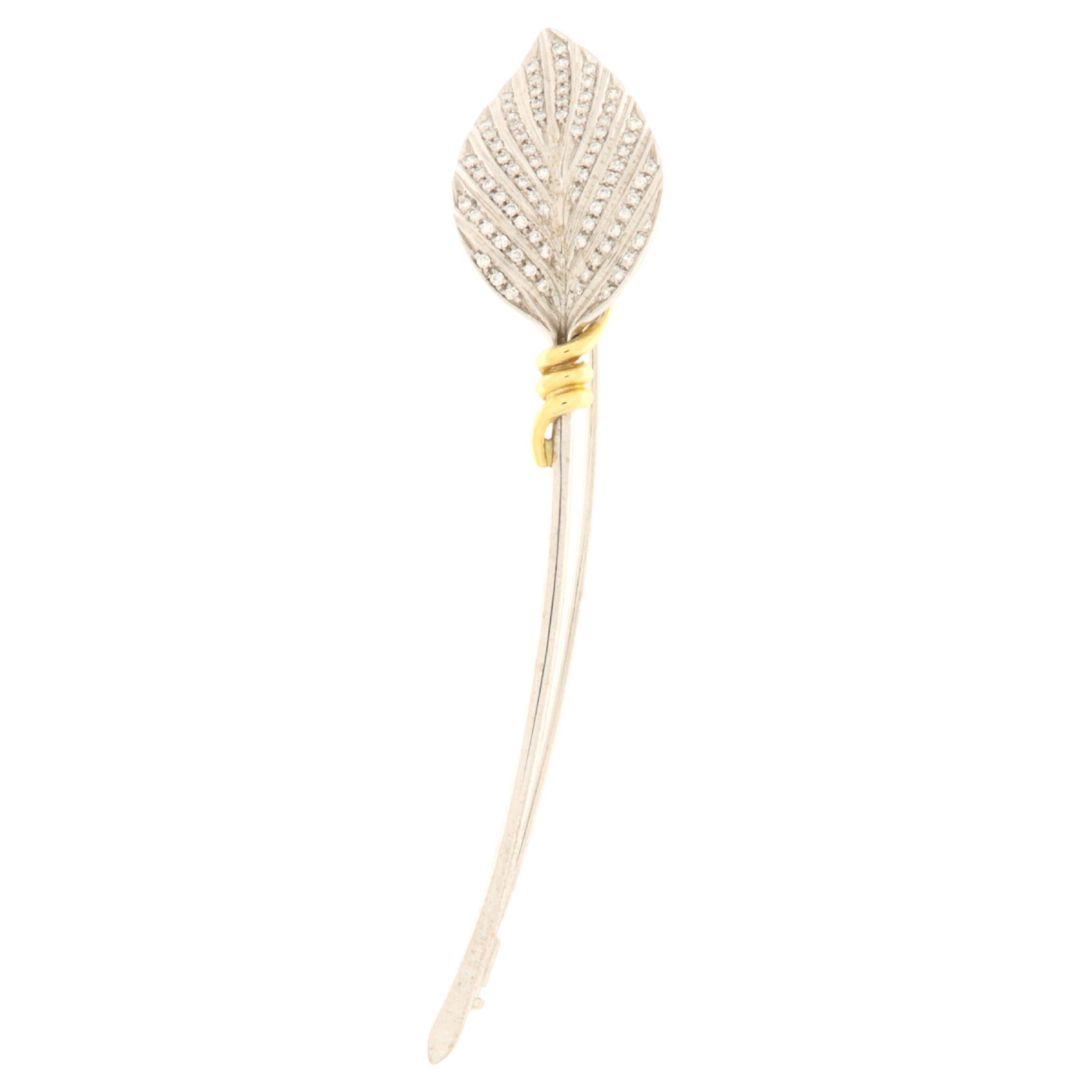 Leaf-shaped brooch in white gold with diamonds