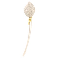 Leaf-shaped brooch in white gold with diamonds